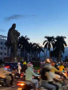 How to cross a street in vietnam 4