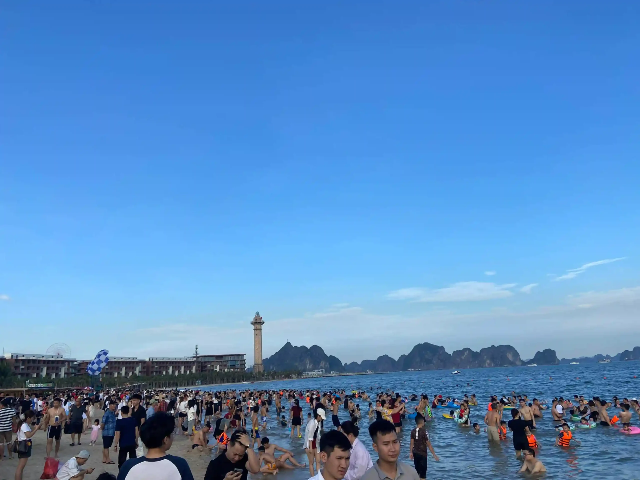 Bai Chay The loud tourist giant scaled Vietadvisor