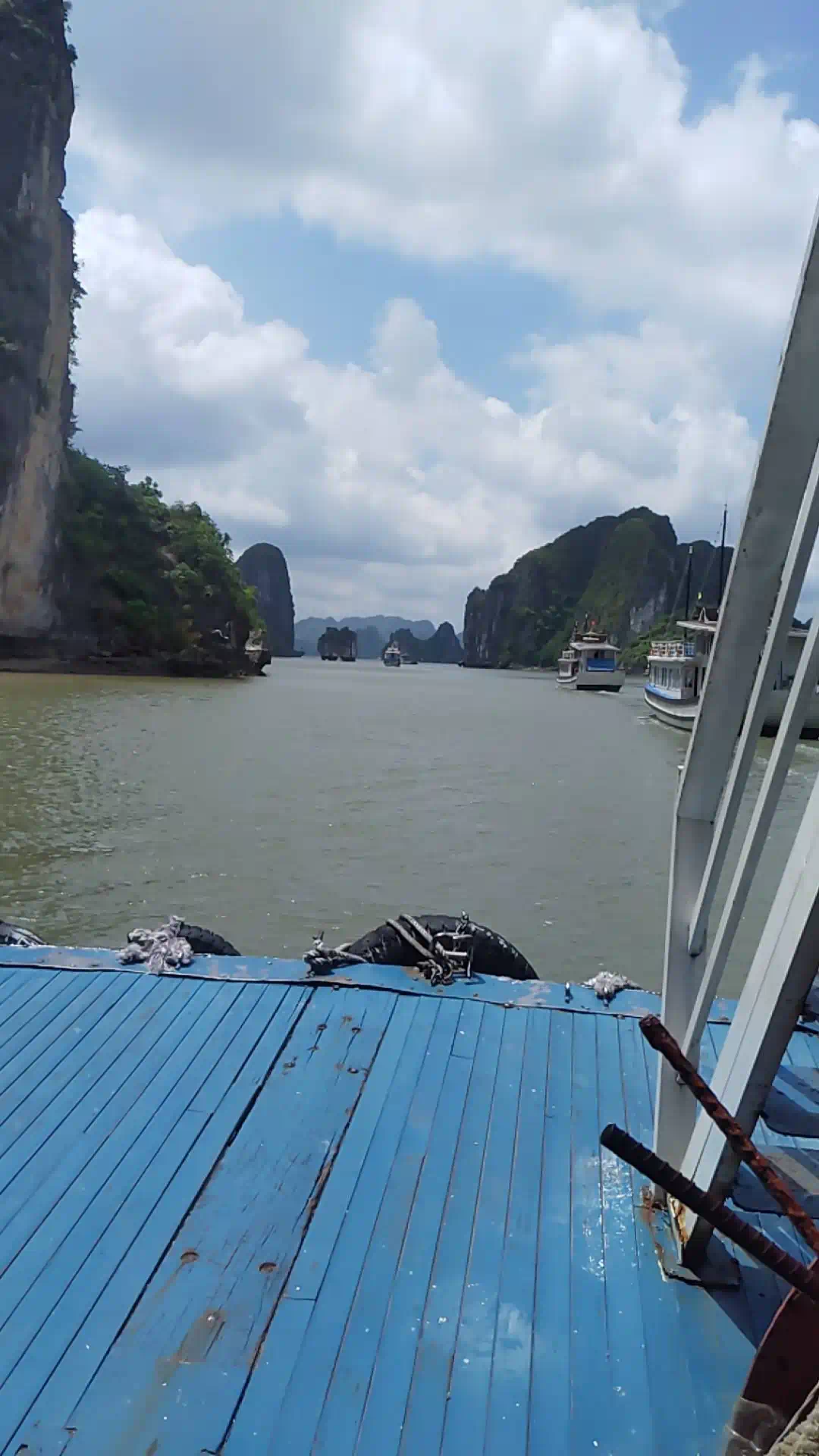 ¿Merece la pena la bahía de Ha Long en 2026? Lee esto primero. 79 Transport logistics and the Tender boat 4 Vietadvisor