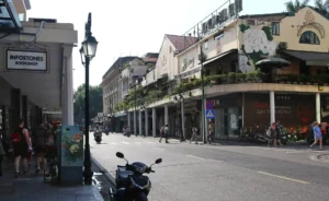 Trang Tien Street down to the Opera House