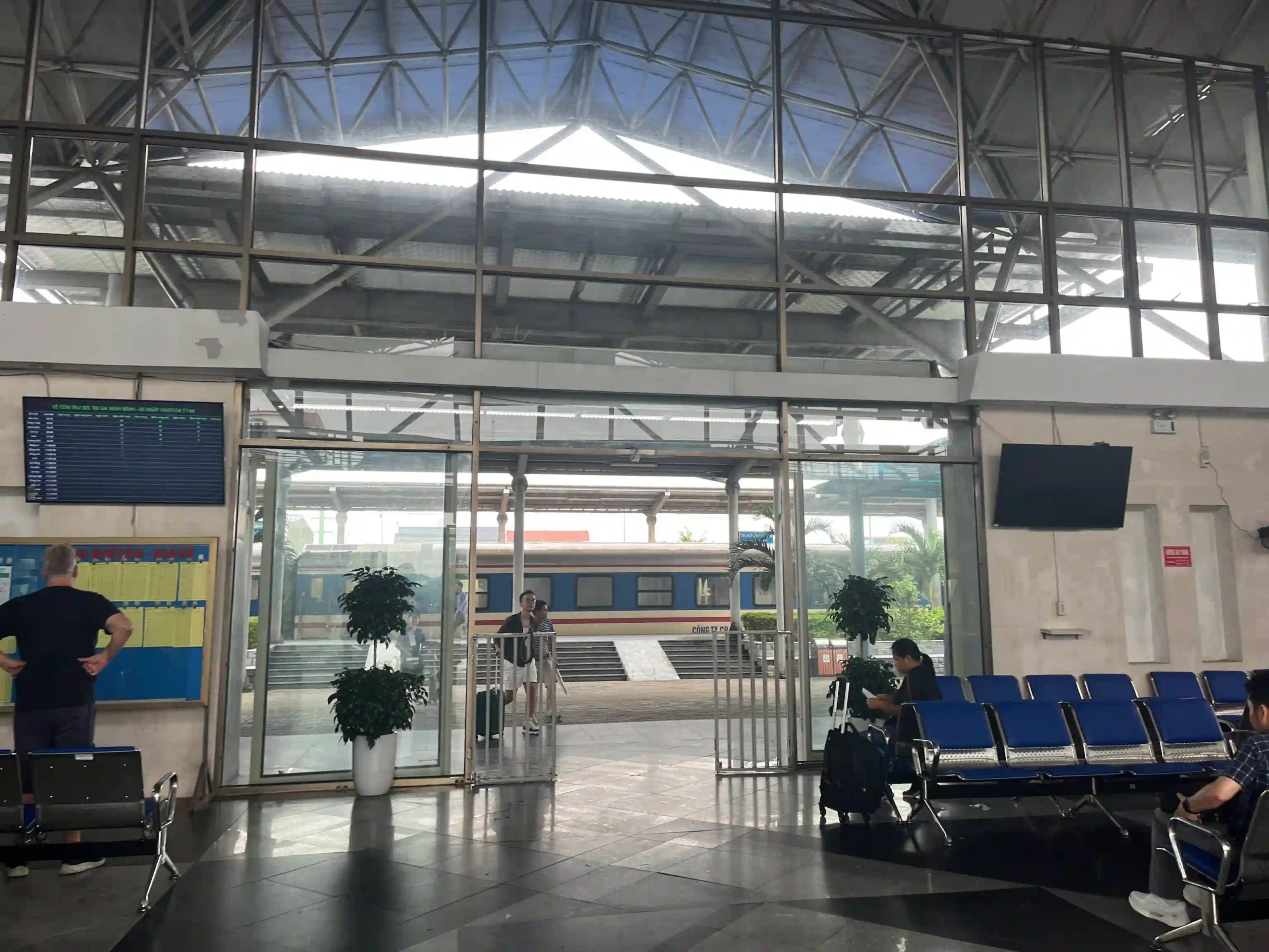 ハノイ発ニンビン日帰りツアーをツアーなしの個人で行く方法 16 ニンビン駅ホーム