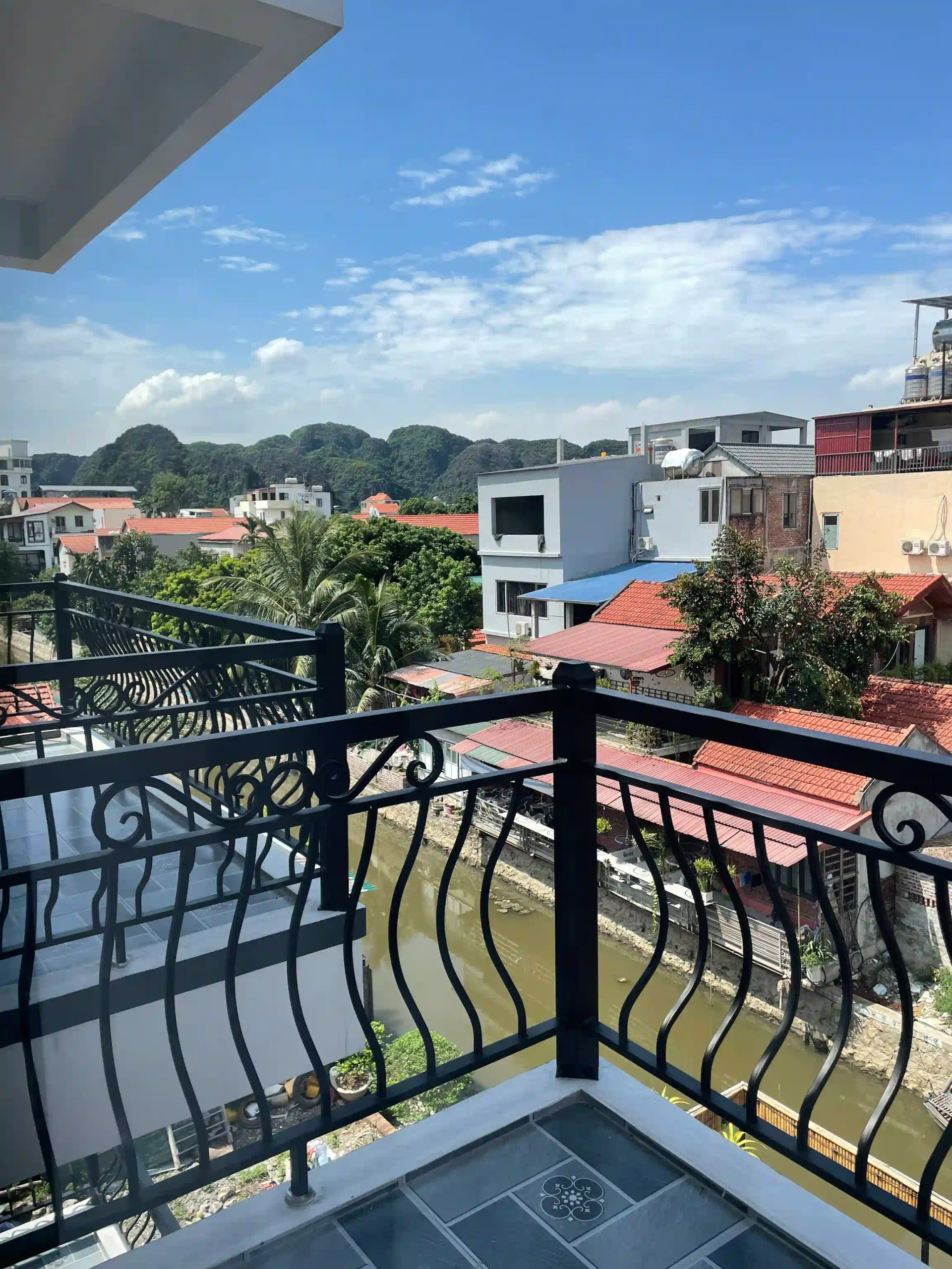 Best places to stay in Ninh Binh for views & fast access 36 TamCoc Golden Mountain Homestay scaled Vietadvisor