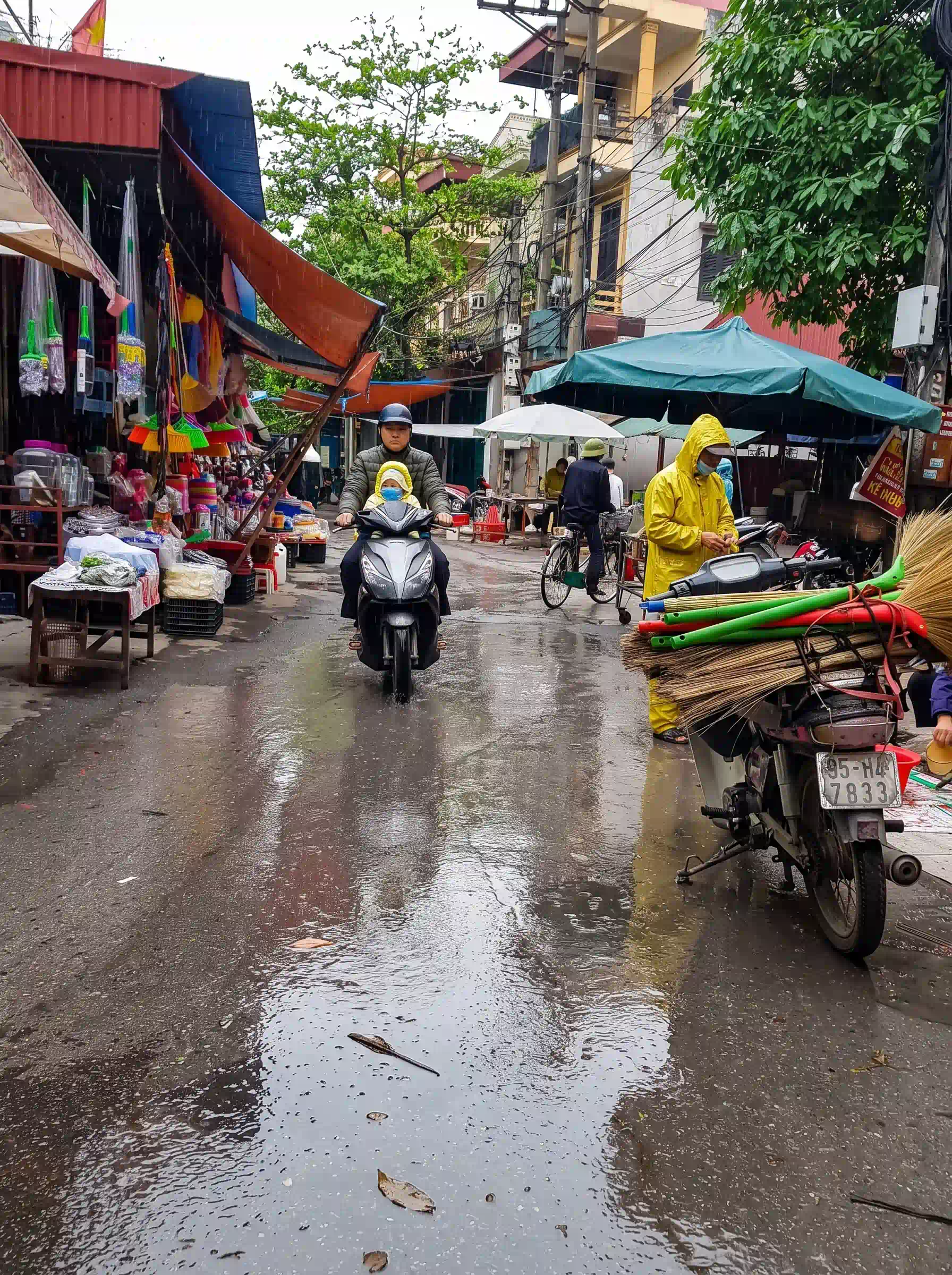 5 ways to enjoy Ninh Binh on rainy days 51 The local market in Ninh Binh rainny day 2 Vietadvisor