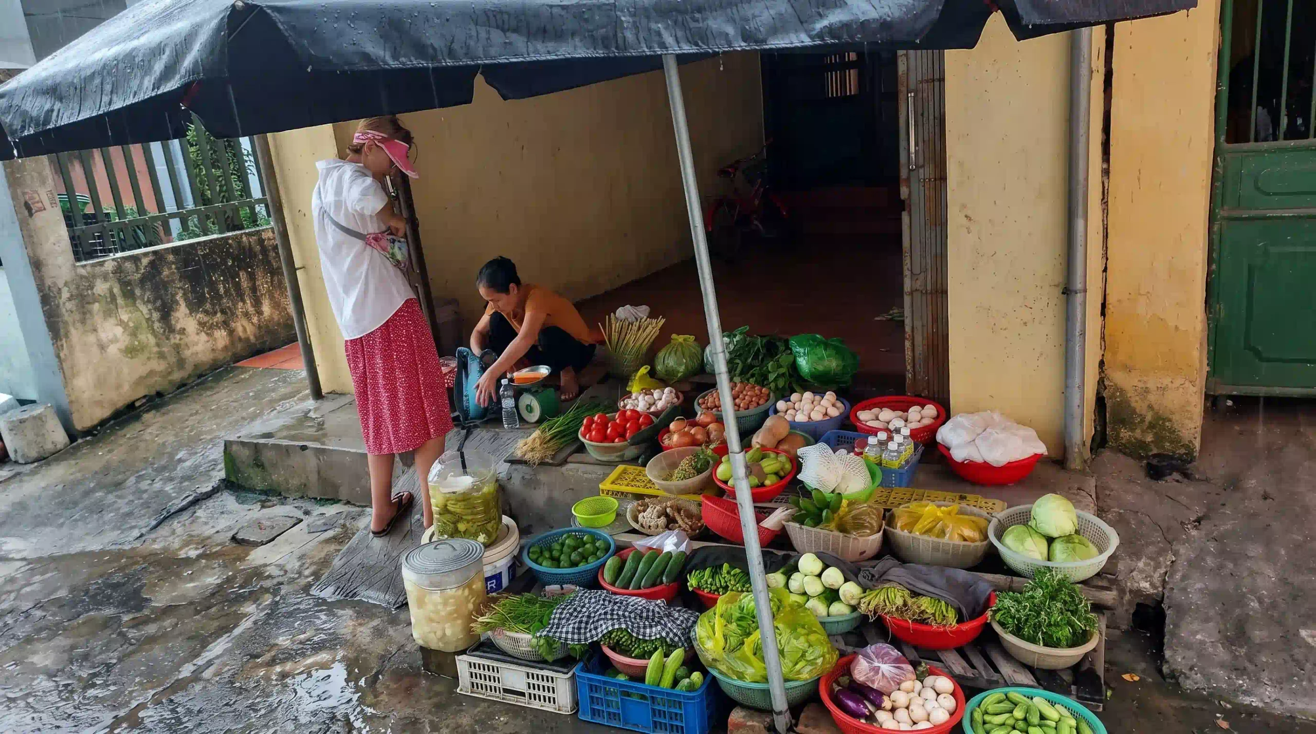 5 ways to enjoy Ninh Binh on rainy days 52 The local market in Ninh Binh rainny day scaled Vietadvisor