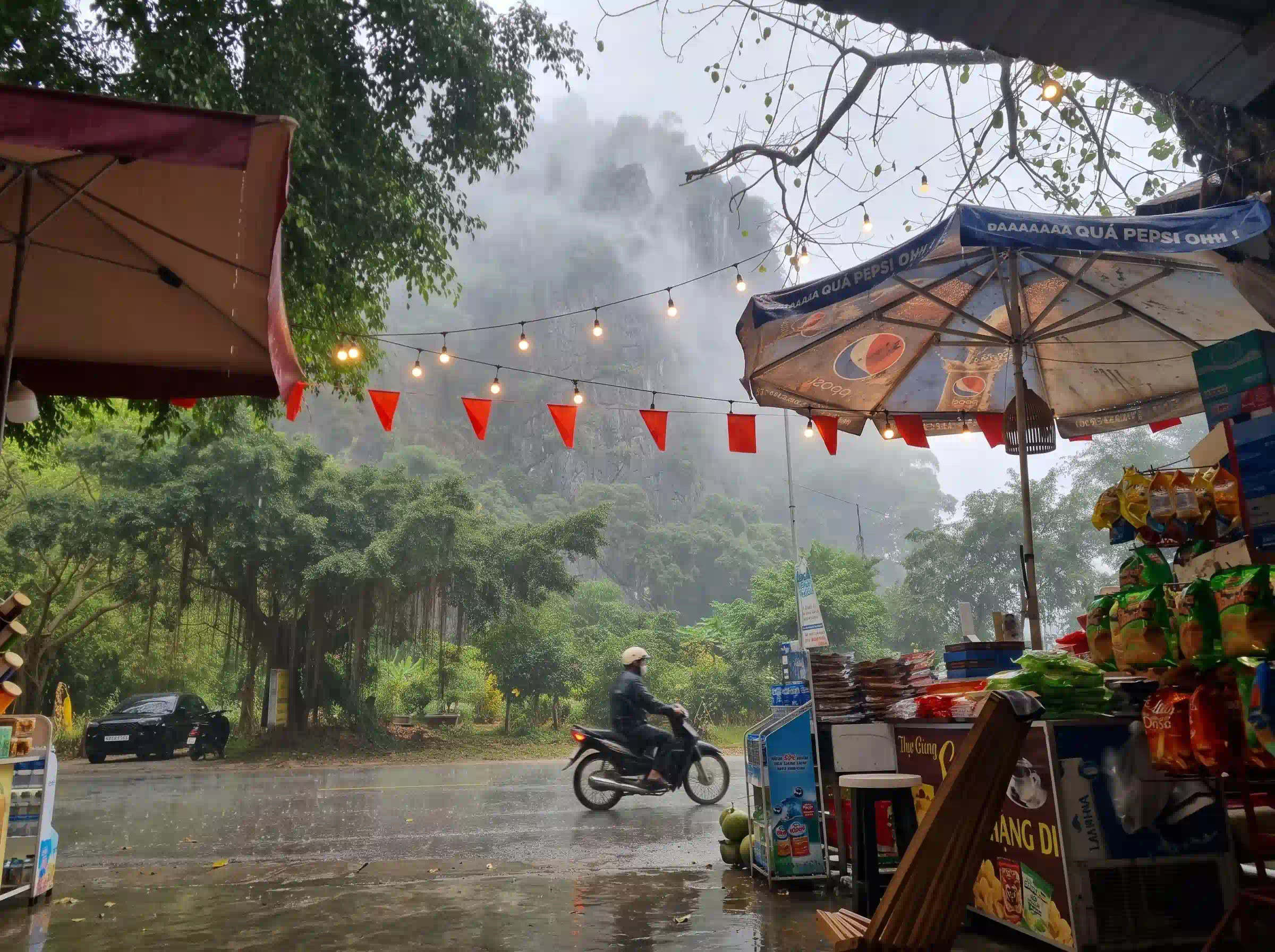 5 ways to enjoy Ninh Binh on rainy days 47 coffee in a rainny day ninh binh Vietadvisor