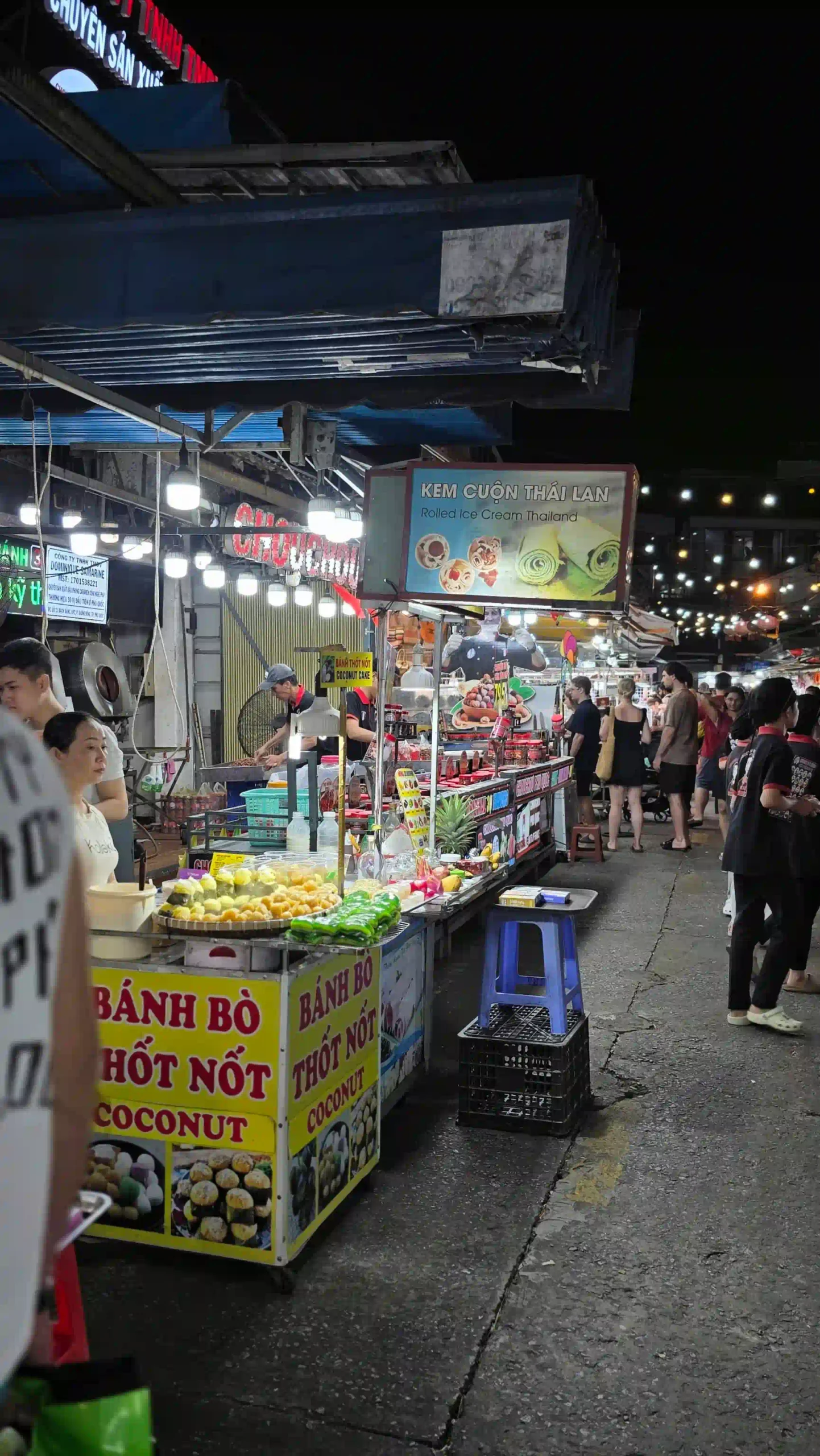 Phu Quoc nightlife: What to do after dark (expat's guide 2026) 25 Bach Dang night market 3 scaled Vietadvisor