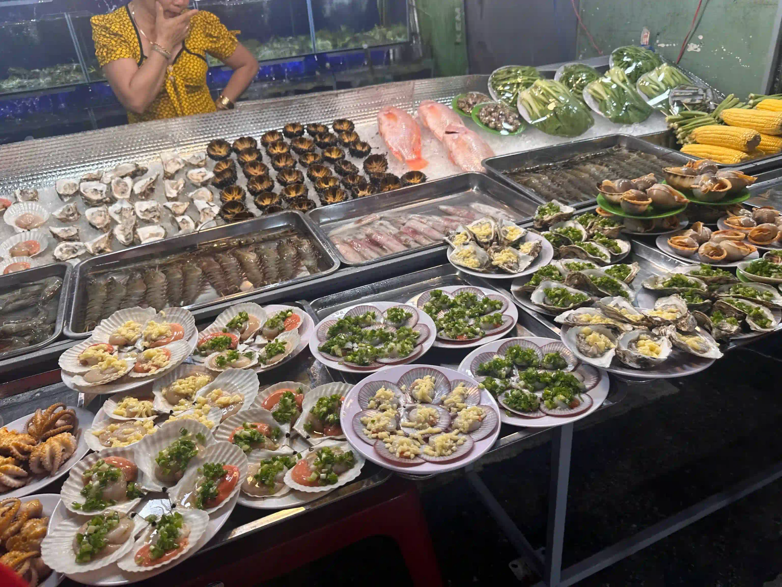 Phu Quoc nightlife: What to do after dark (expat's guide 2026) 22 Cho dem Phu Quoc scaled Vietadvisor