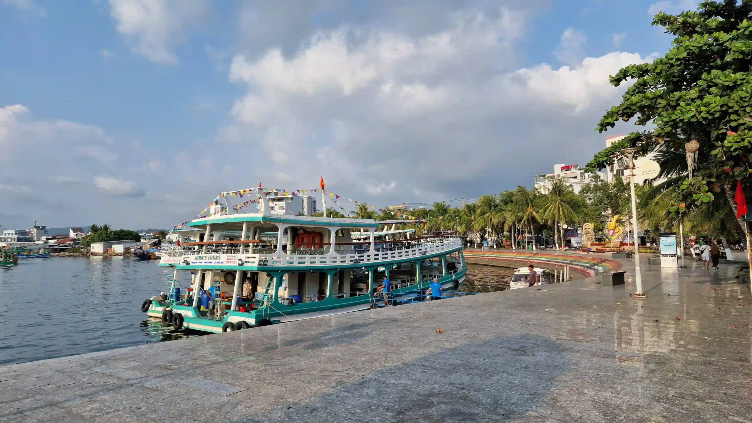 พักที่ไหนดีในฟูก๊วก (เจาะลึกย่านที่ดีที่สุด & ย่านที่ควรเลี่ยง) 10 Duong Dong Town 2 scaled Vietadvisor