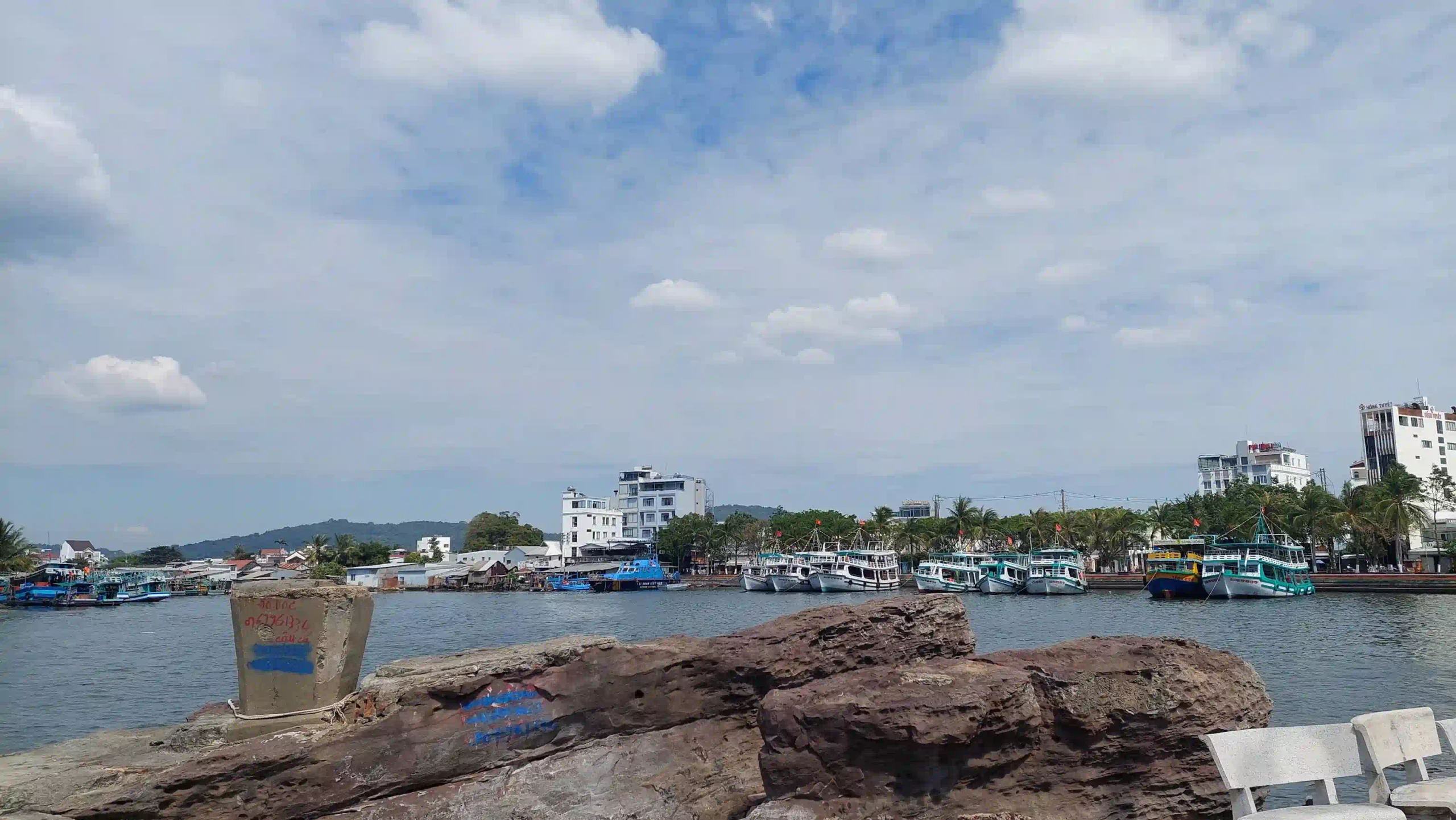 พักที่ไหนดีในฟูก๊วก (เจาะลึกย่านที่ดีที่สุด & ย่านที่ควรเลี่ยง) 8 Duong Dong Town 4 scaled Vietadvisor
