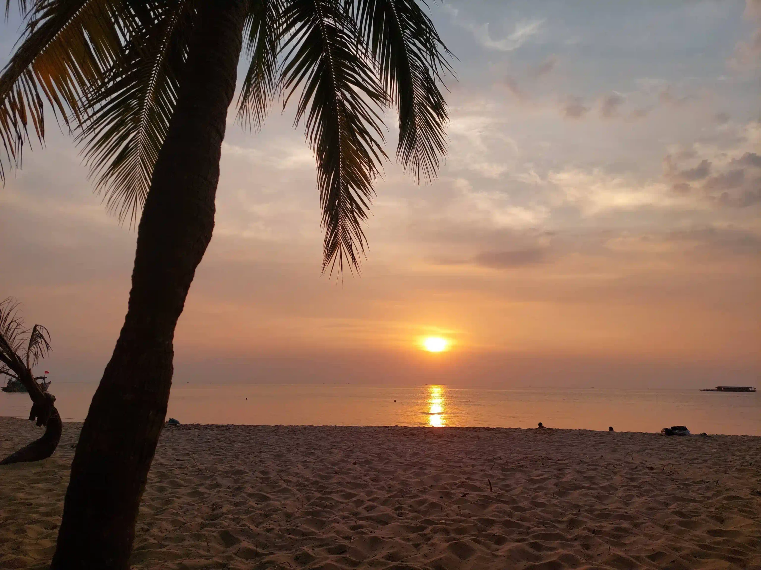พักที่ไหนดีในฟูก๊วก (เจาะลึกย่านที่ดีที่สุด & ย่านที่ควรเลี่ยง) 17 Long Beach Where to Stay in Phu Quoc for Beach Access 2 scaled Vietadvisor