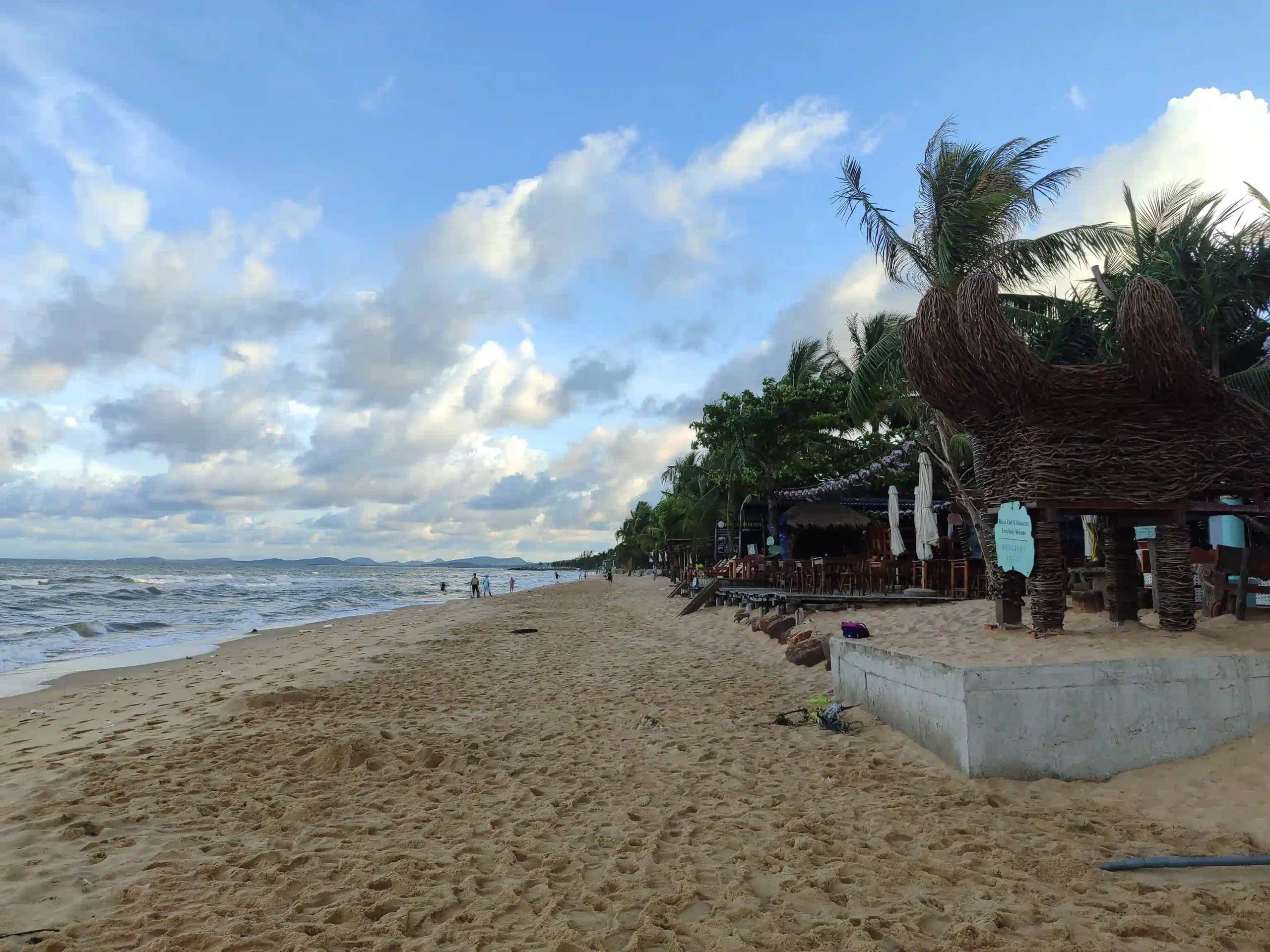พักที่ไหนดีในฟูก๊วก (เจาะลึกย่านที่ดีที่สุด & ย่านที่ควรเลี่ยง) 13 Long Beach Where to Stay in Phu Quoc for Beach Access 5 scaled Vietadvisor