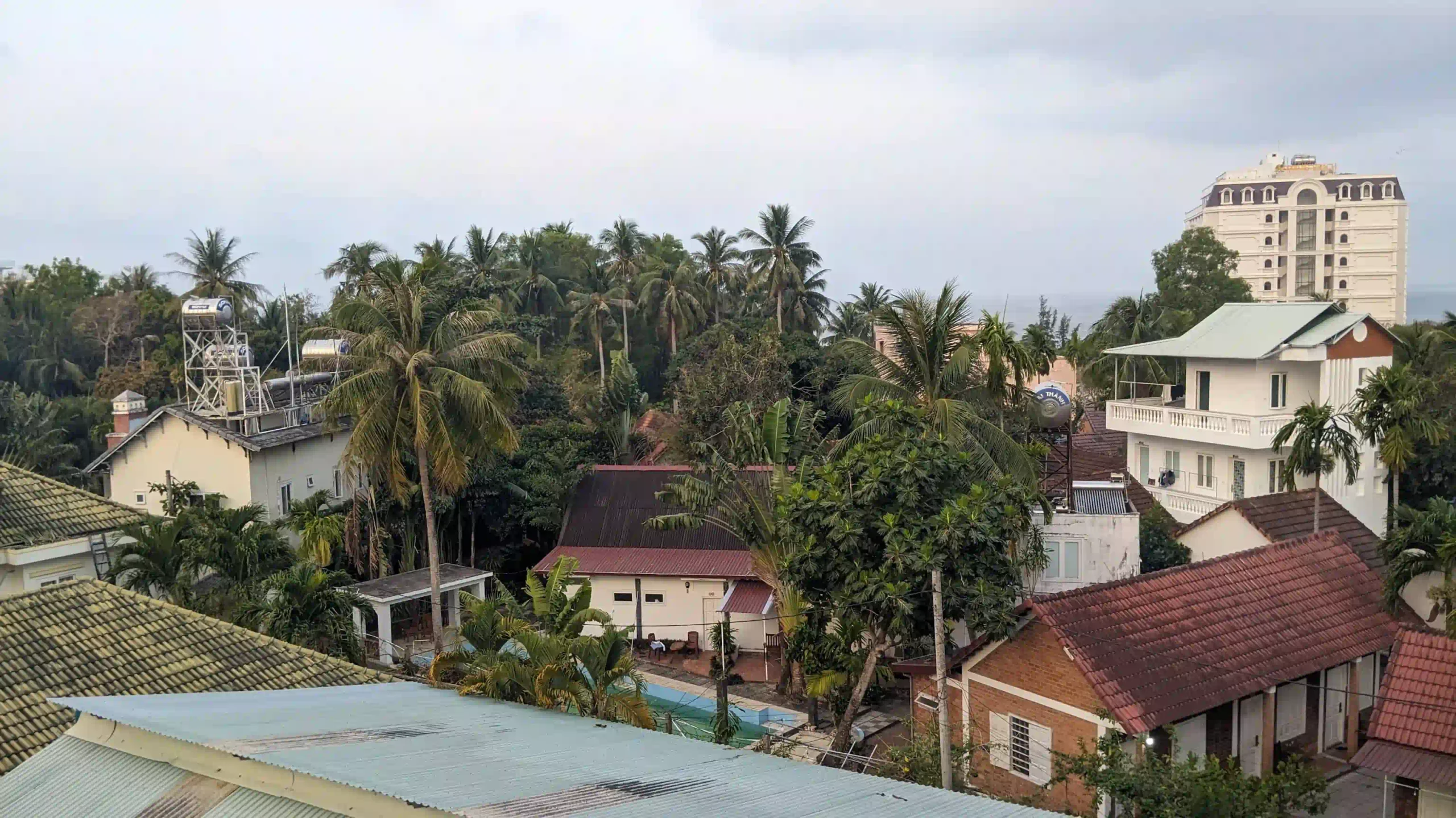 พักที่ไหนดีในฟูก๊วก (เจาะลึกย่านที่ดีที่สุด & ย่านที่ควรเลี่ยง) 18 Long Beach Where to Stay in Phu Quoc for Beach Access 7 scaled Vietadvisor