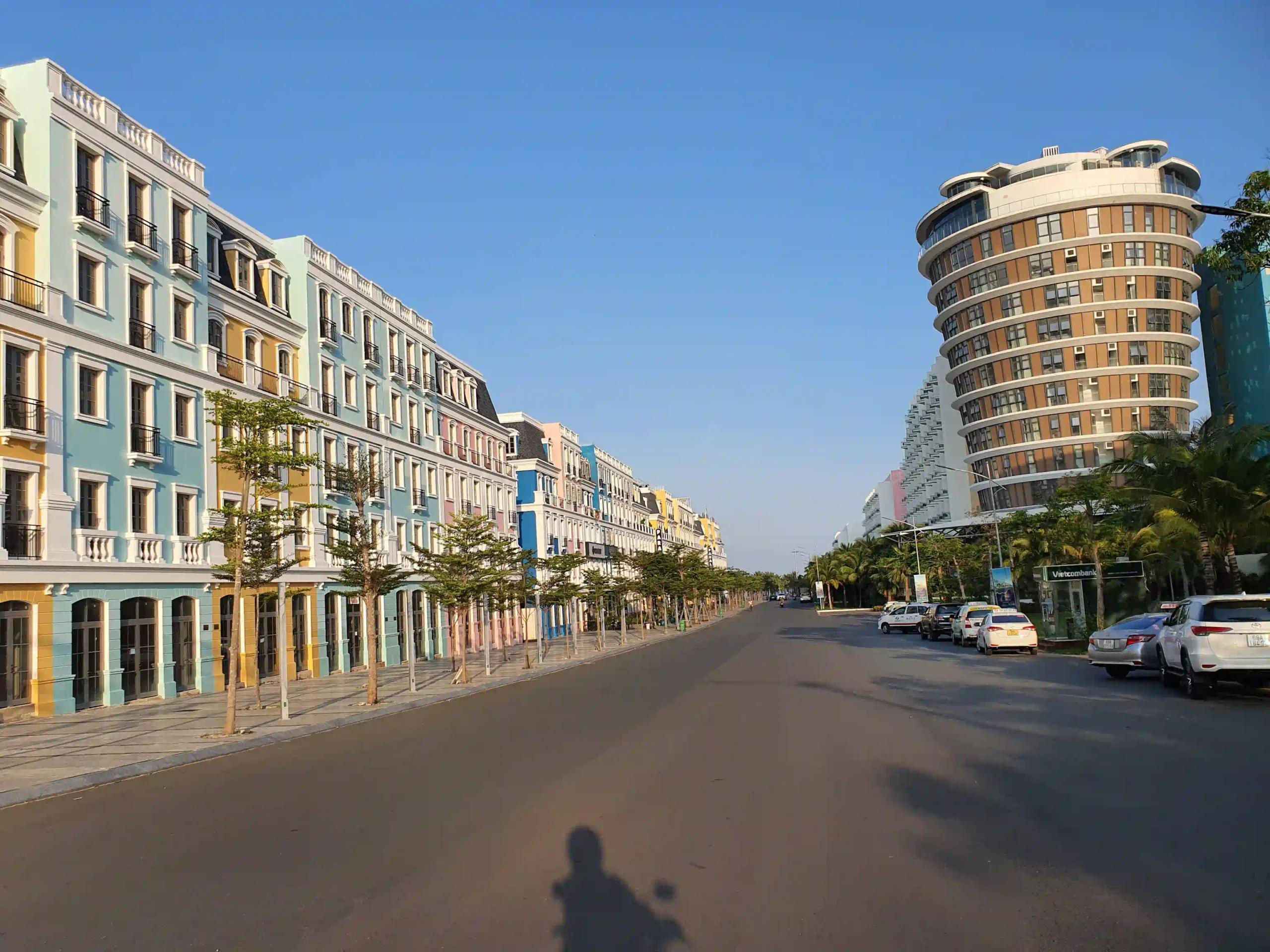 พักที่ไหนดีในฟูก๊วก (เจาะลึกย่านที่ดีที่สุด & ย่านที่ควรเลี่ยง) 28 The Far South Khem Beach and Sunset Town 4 scaled Vietadvisor