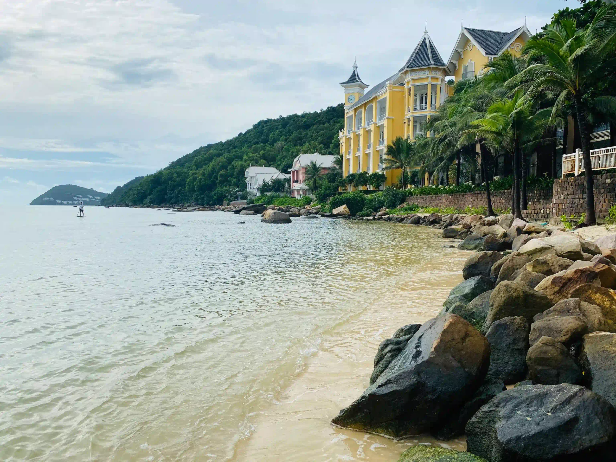 พักที่ไหนดีในฟูก๊วก (เจาะลึกย่านที่ดีที่สุด & ย่านที่ควรเลี่ยง) 27 The Far South Khem Beach and Sunset Town scaled Vietadvisor