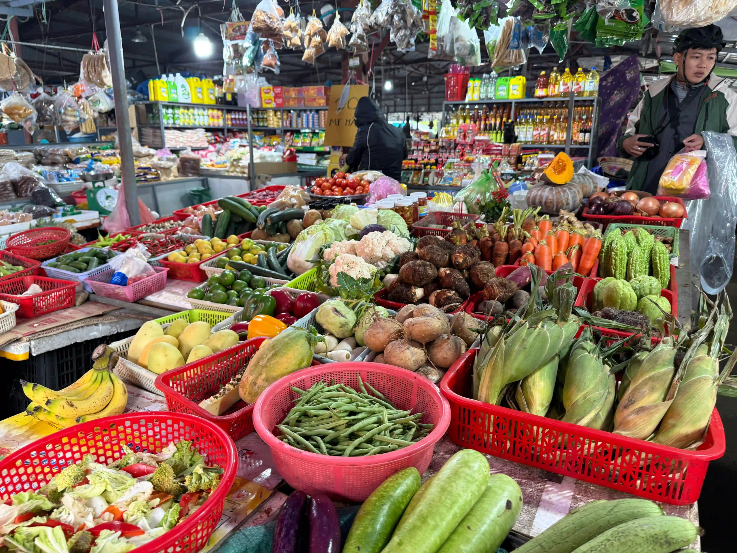 Hoi An cooking class & boat ride combo review: Worth it? 11 The Market Walk hoi an cooking class 3 scaled Vietadvisor