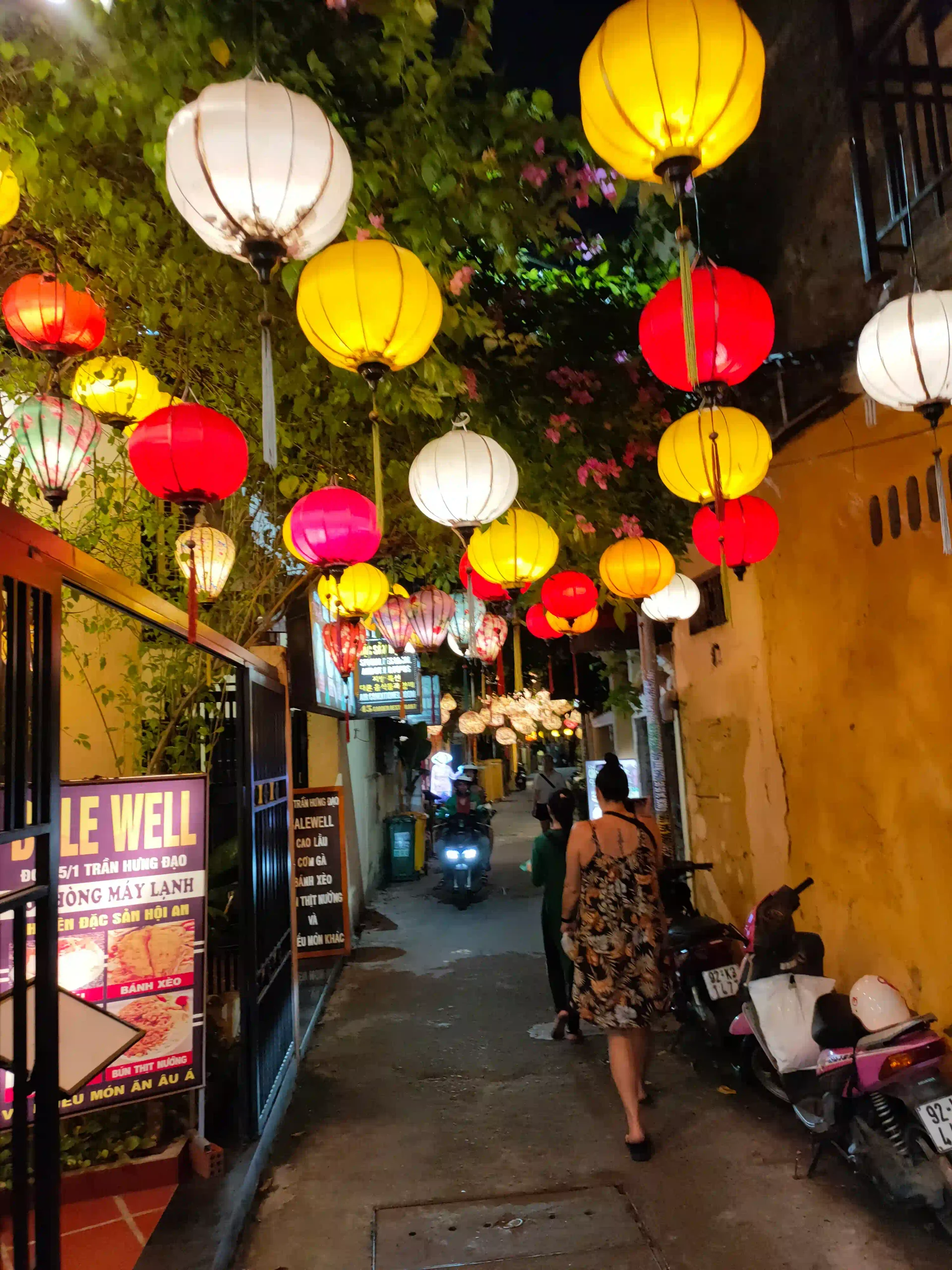 Is a Hoi An evening walking food tour worth the money? 6 The company group of hoi an food tour 4 scaled Vietadvisor