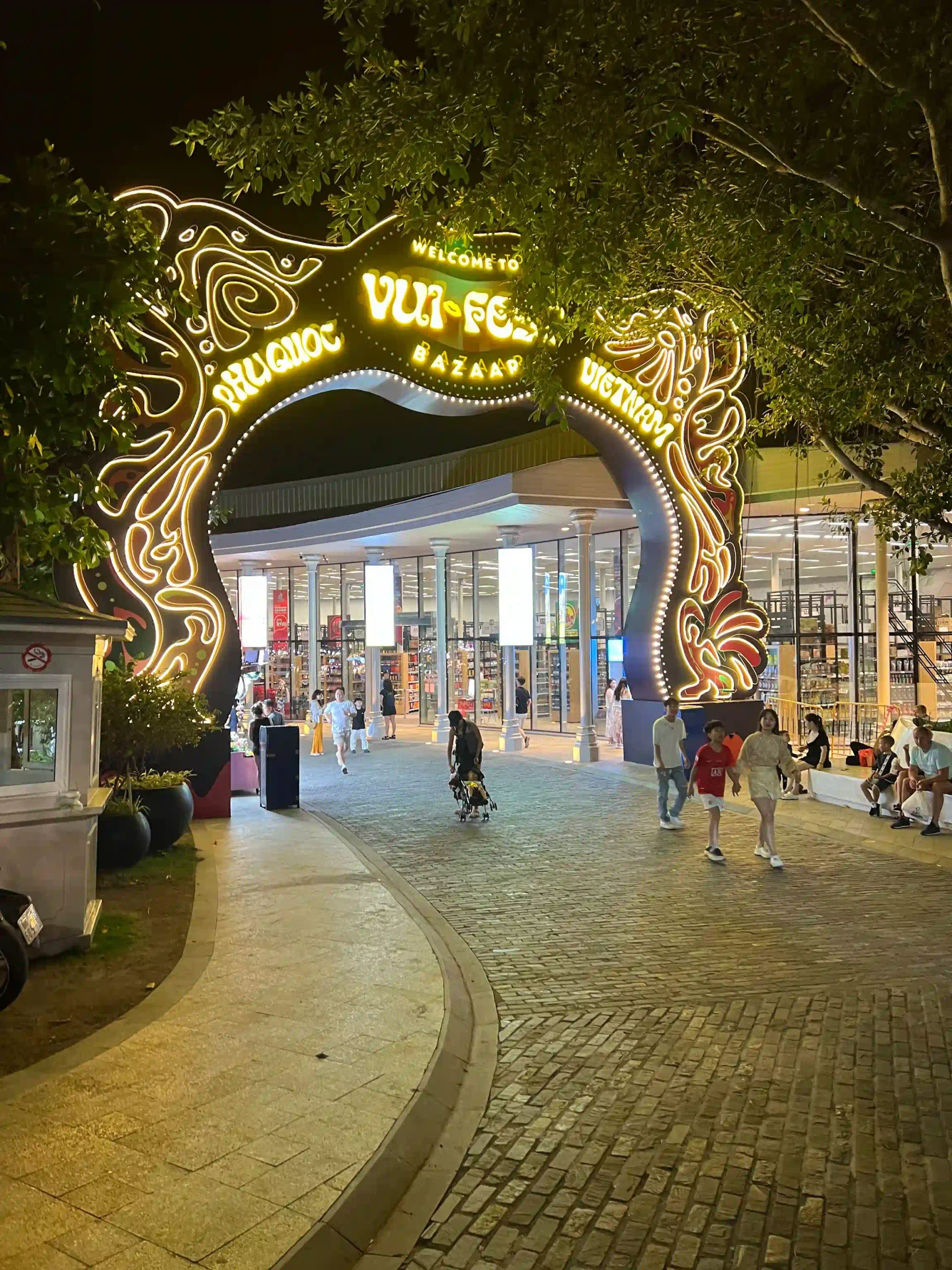 Phu Quoc nightlife: What to do after dark (expat's guide 2026) 27 Vui Fest phu quoc 2 scaled Vietadvisor