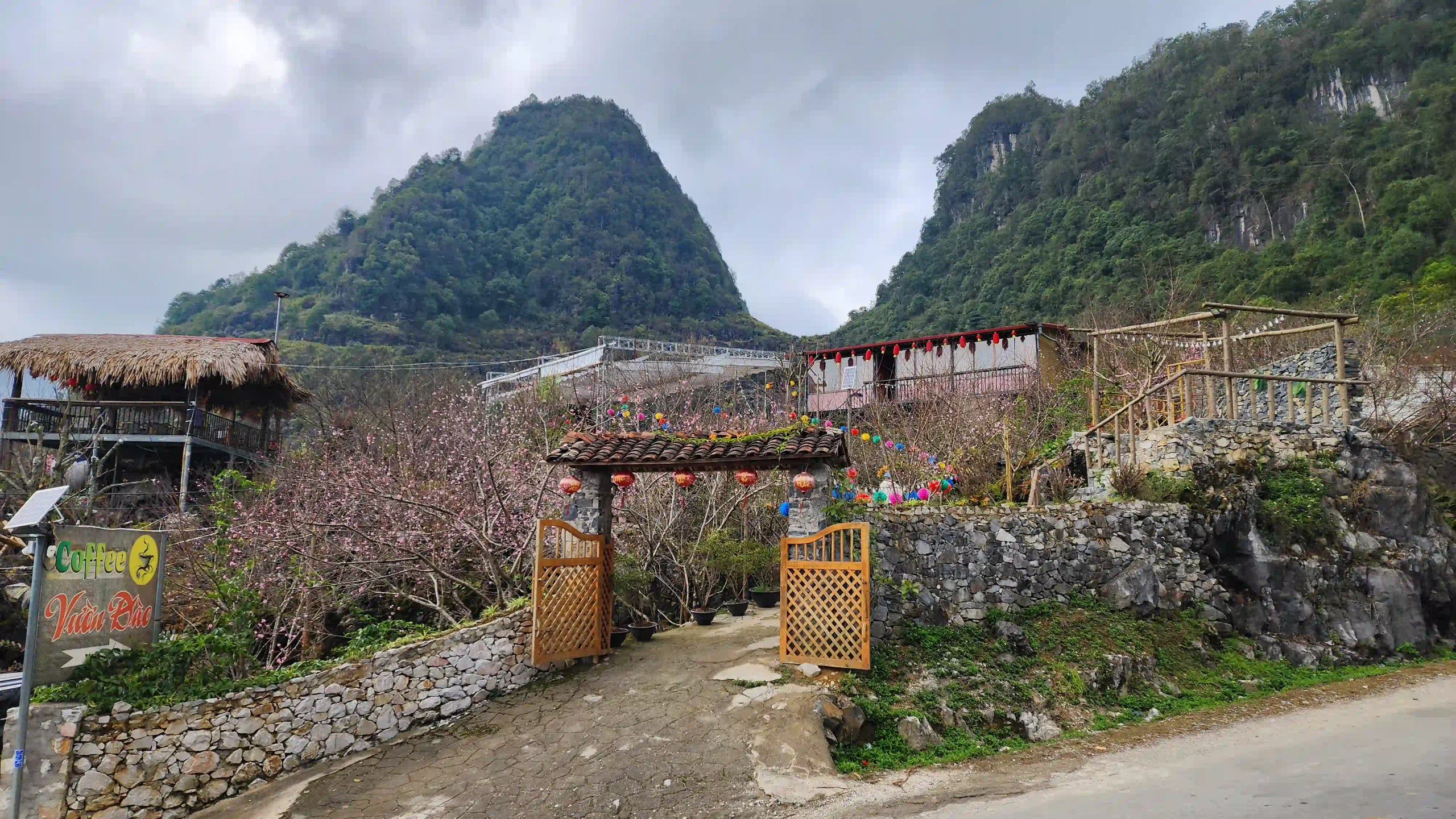 Meo Vac Ha Giang: Travel guide & things to do in 2027 18 Cafe Vuon Dao meo vac scaled Vietadvisor