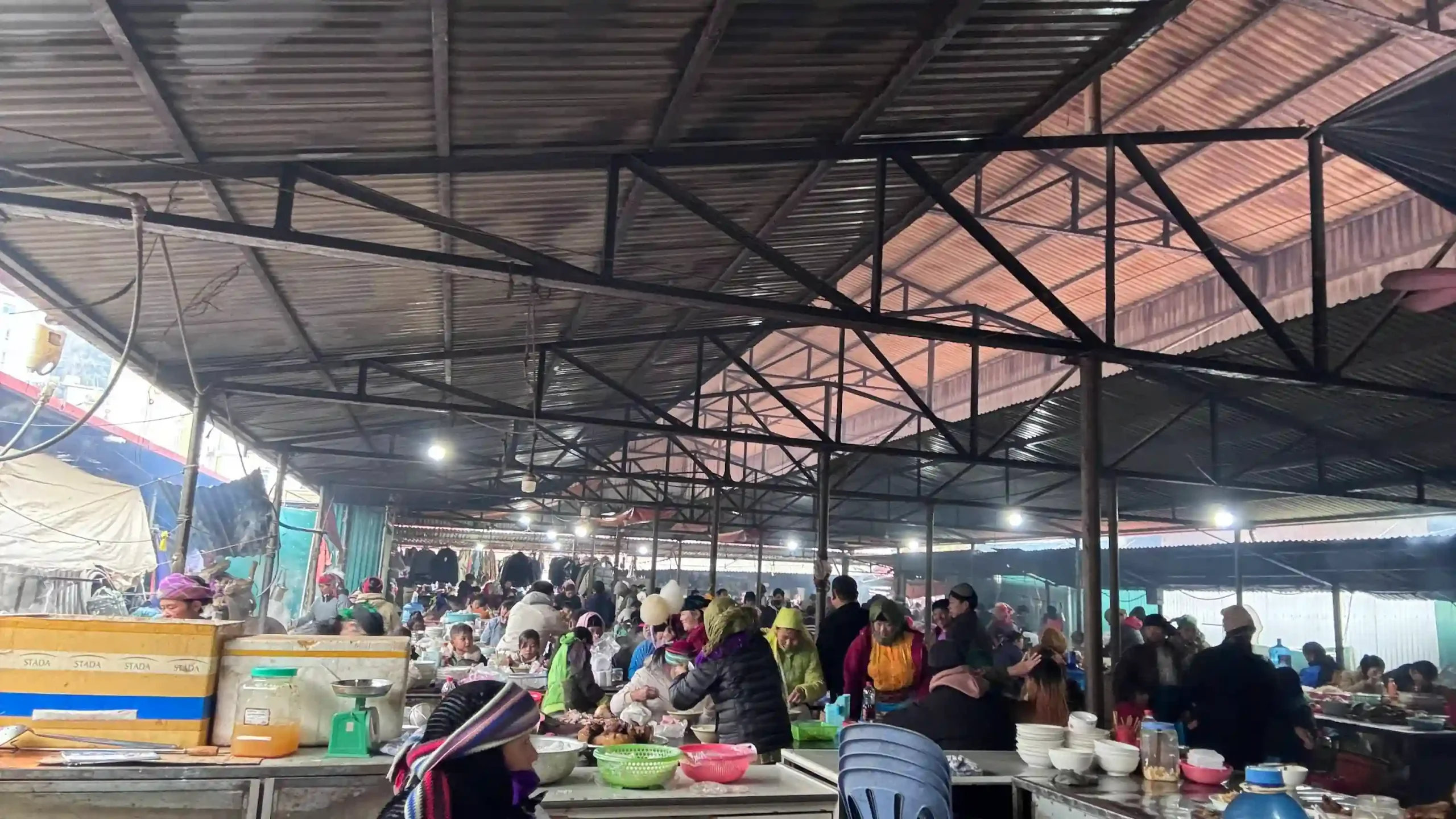 Where to stay in Dong Van, Ha Giang: 5 homestays you'll love 38 Dong Van market Sunday morning 2 scaled Vietadvisor