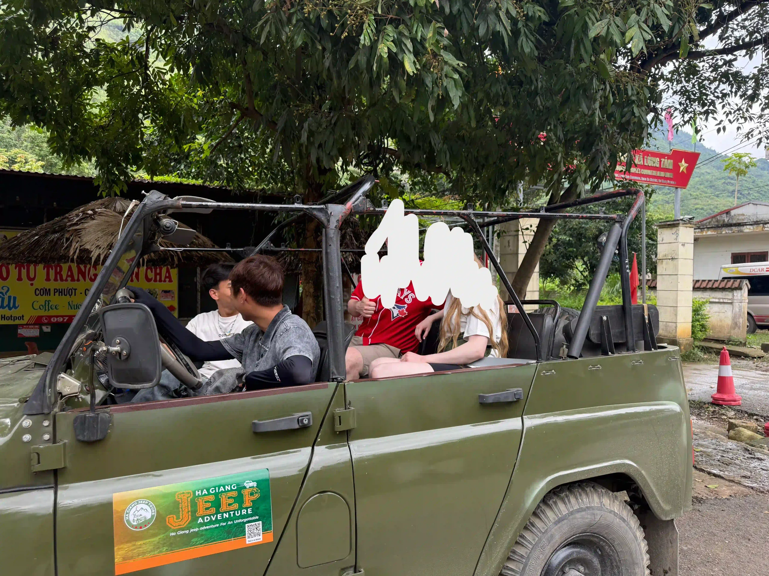 ค่าใช้จ่าย Ha Giang Loop: สรุปงบจริงที่ผมใช้ไปทั้งหมด (คู่มือปี 2026) 14 How Many People Fit in a Jeep and Where the Guide Sits 2 scaled Vietadvisor