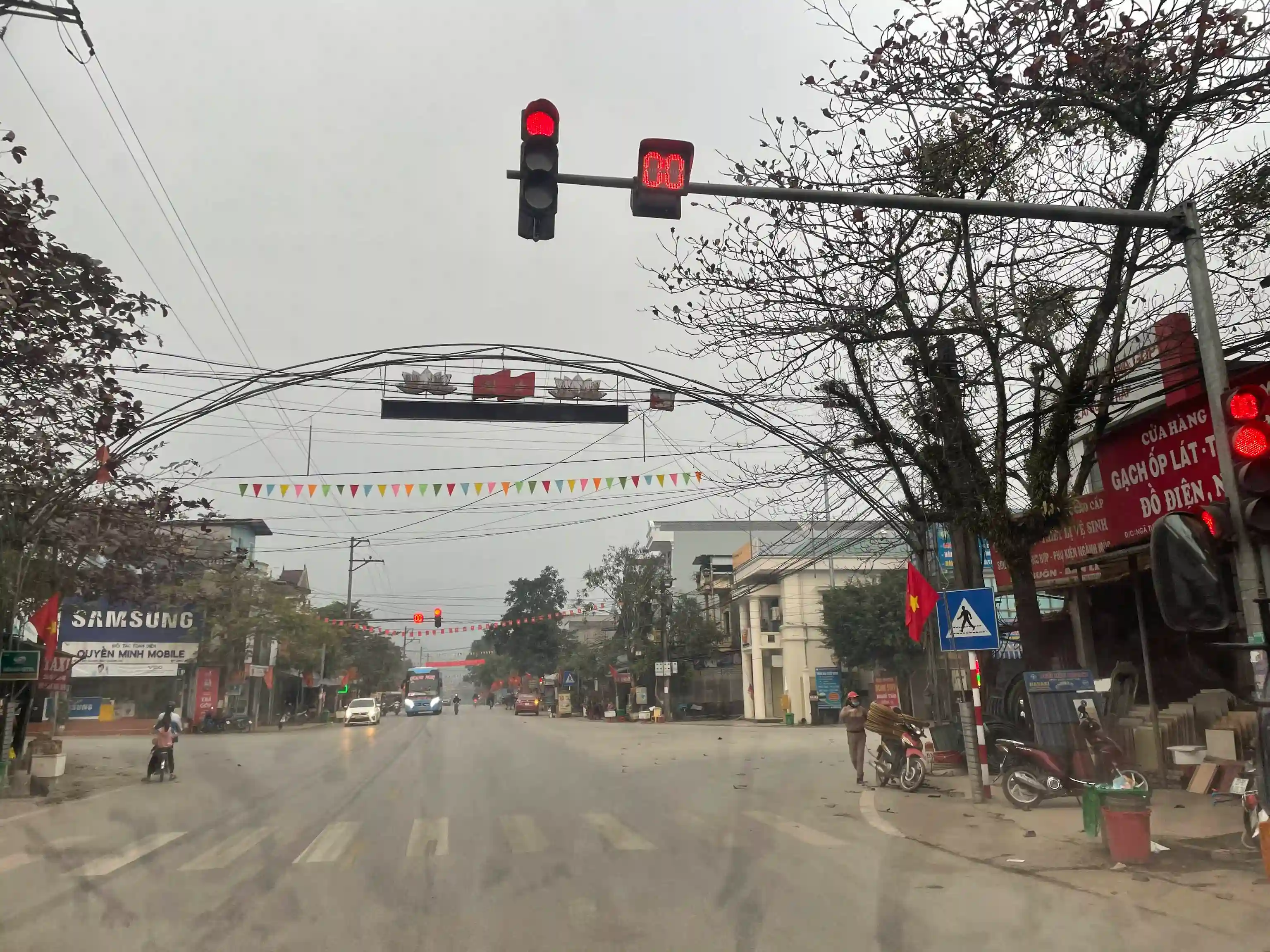 Hoang Su Phi trekking guide: My firsthand experience (2026) 6 How to Get to Hoang Su Phi Get Off the Bus at Tan Quang 2 Vietadvisor