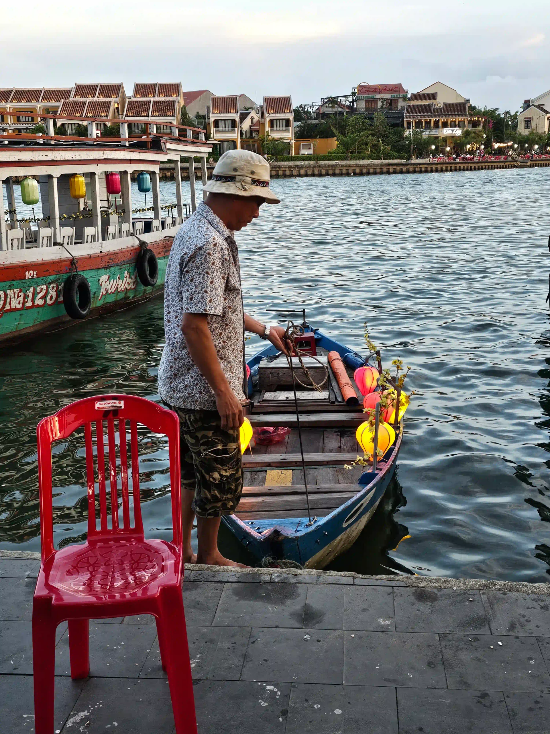 Review: Is the Hoi An lantern boat ride really worth it? 31 Is It a Tourist Trap hoi an lantern 2 scaled Vietadvisor