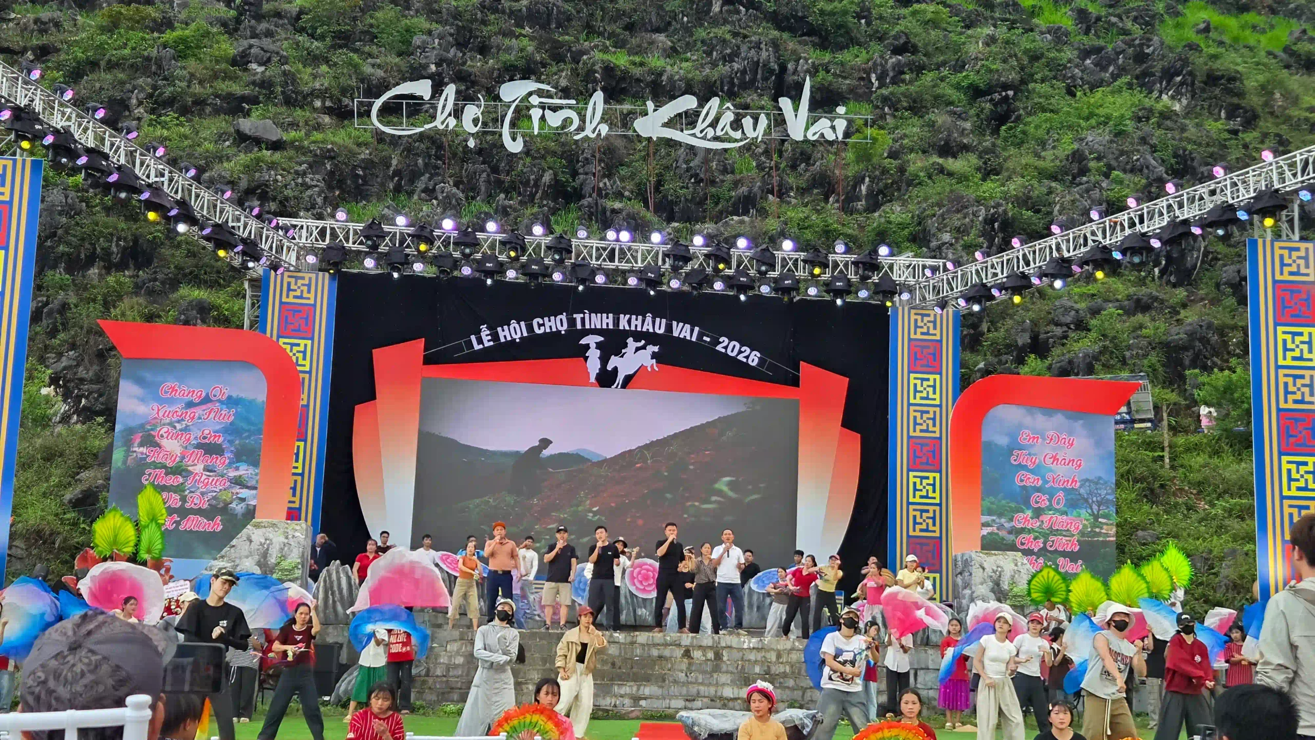 Meo Vac Ha Giang: Travel guide & things to do in 2027 15 Khau Vai love market 2 scaled Vietadvisor