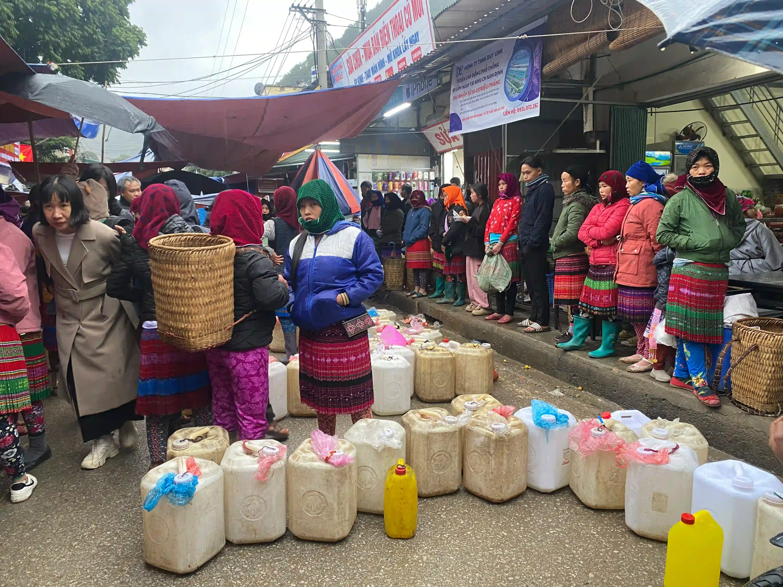 Meo Vac Ha Giang: Travel guide & things to do in 2027 6 Meo Vac Sunday market 2 scaled Vietadvisor