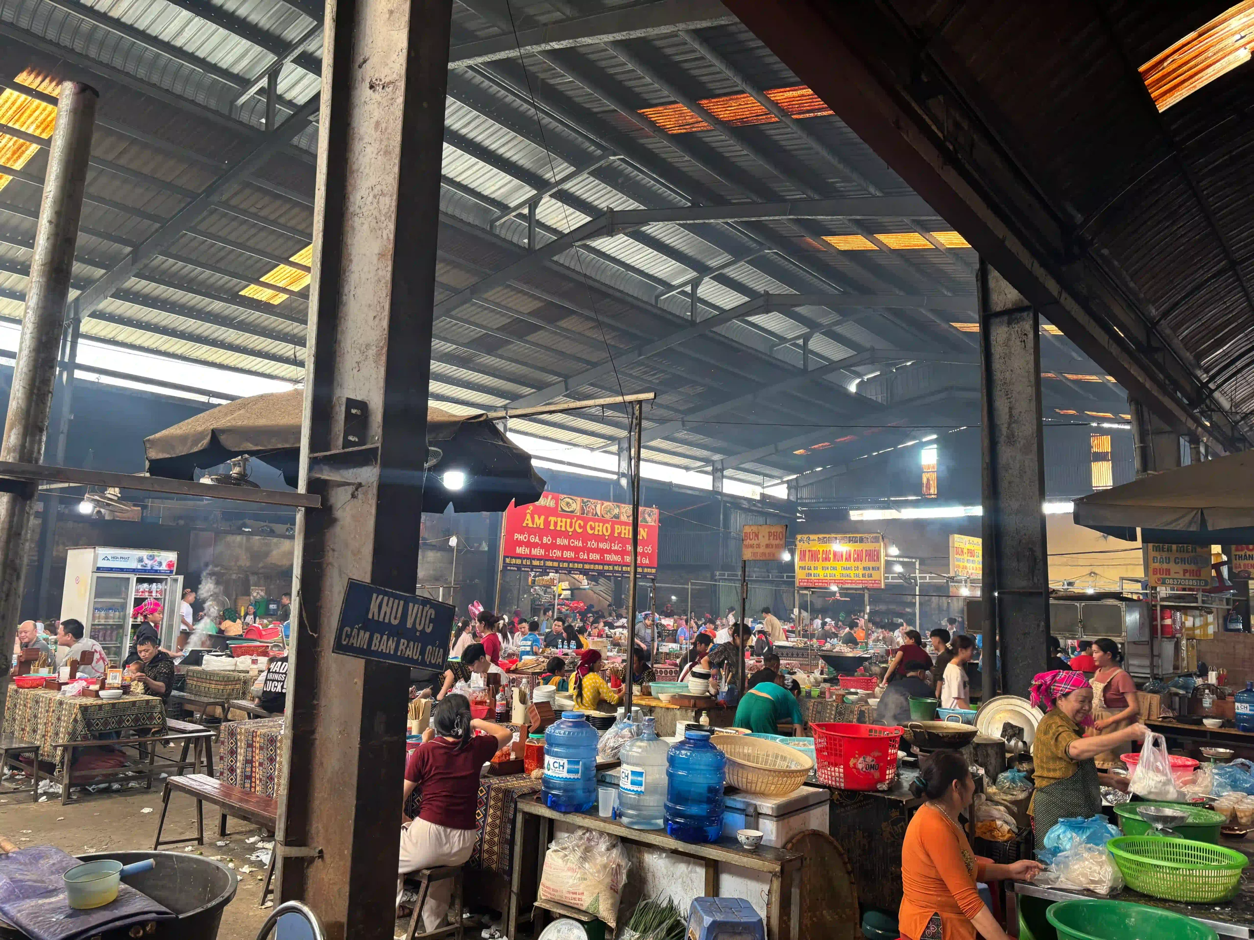 Meo Vac Ha Giang: Travel guide & things to do in 2027 7 Meo Vac Sunday market scaled Vietadvisor