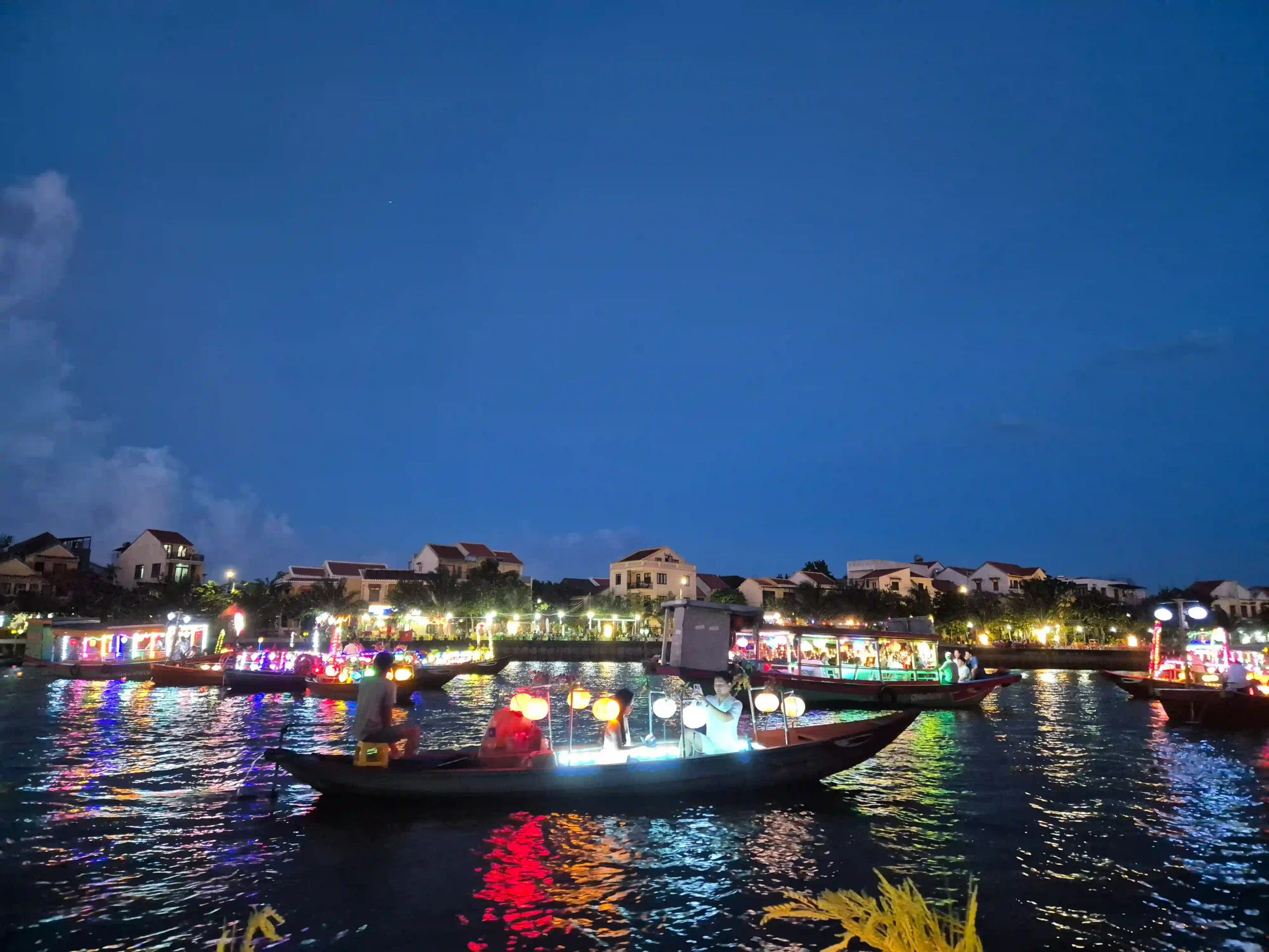 Review: Is the Hoi An lantern boat ride really worth it? 26 Photographs hoi an lantern boat 2 scaled Vietadvisor