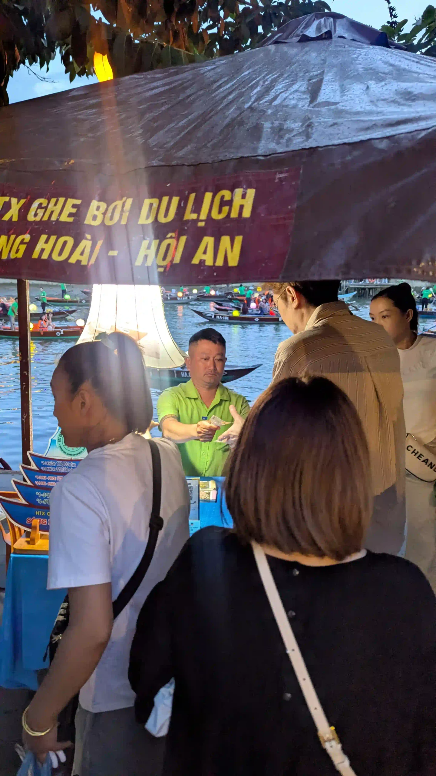 Review: Is the Hoi An lantern boat ride really worth it? 7 The Price Gap Between the Booth and the Booking Sites hoi an lantern 2 scaled Vietadvisor