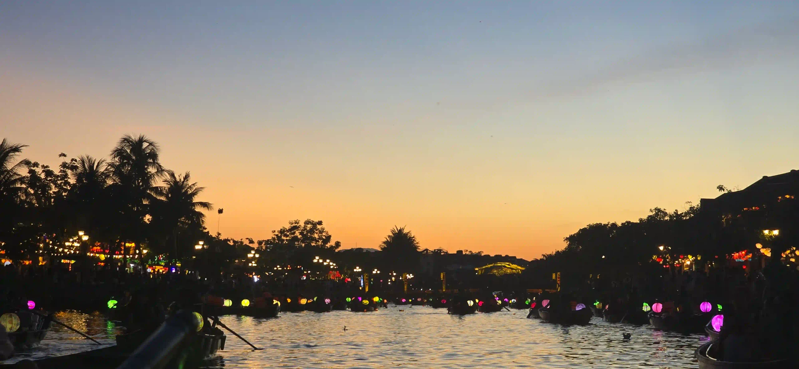 Review: Is the Hoi An lantern boat ride really worth it? 21 Time of evening hoi an lantern boat 2 scaled Vietadvisor
