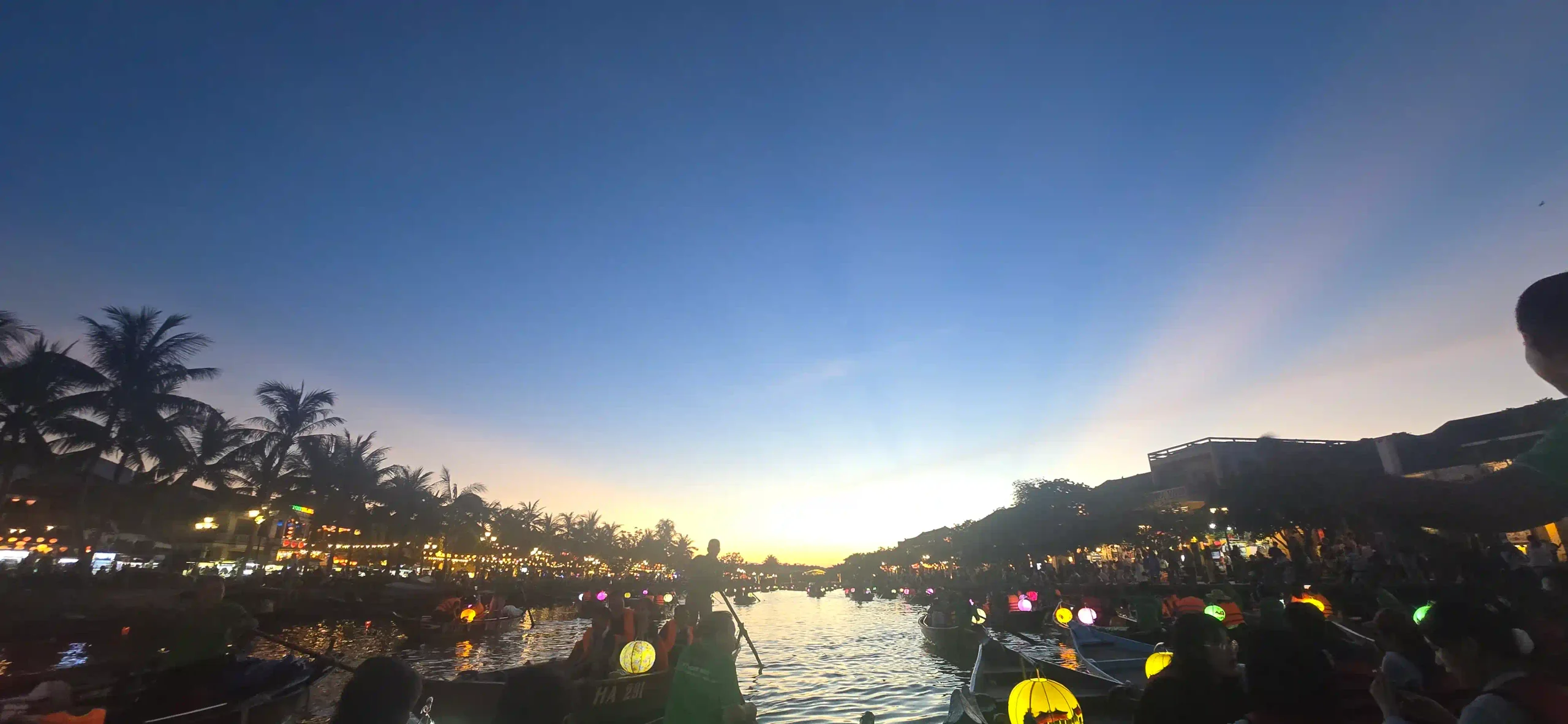 Review: Is the Hoi An lantern boat ride really worth it? 20 Time of evening hoi an lantern boat 3 scaled Vietadvisor