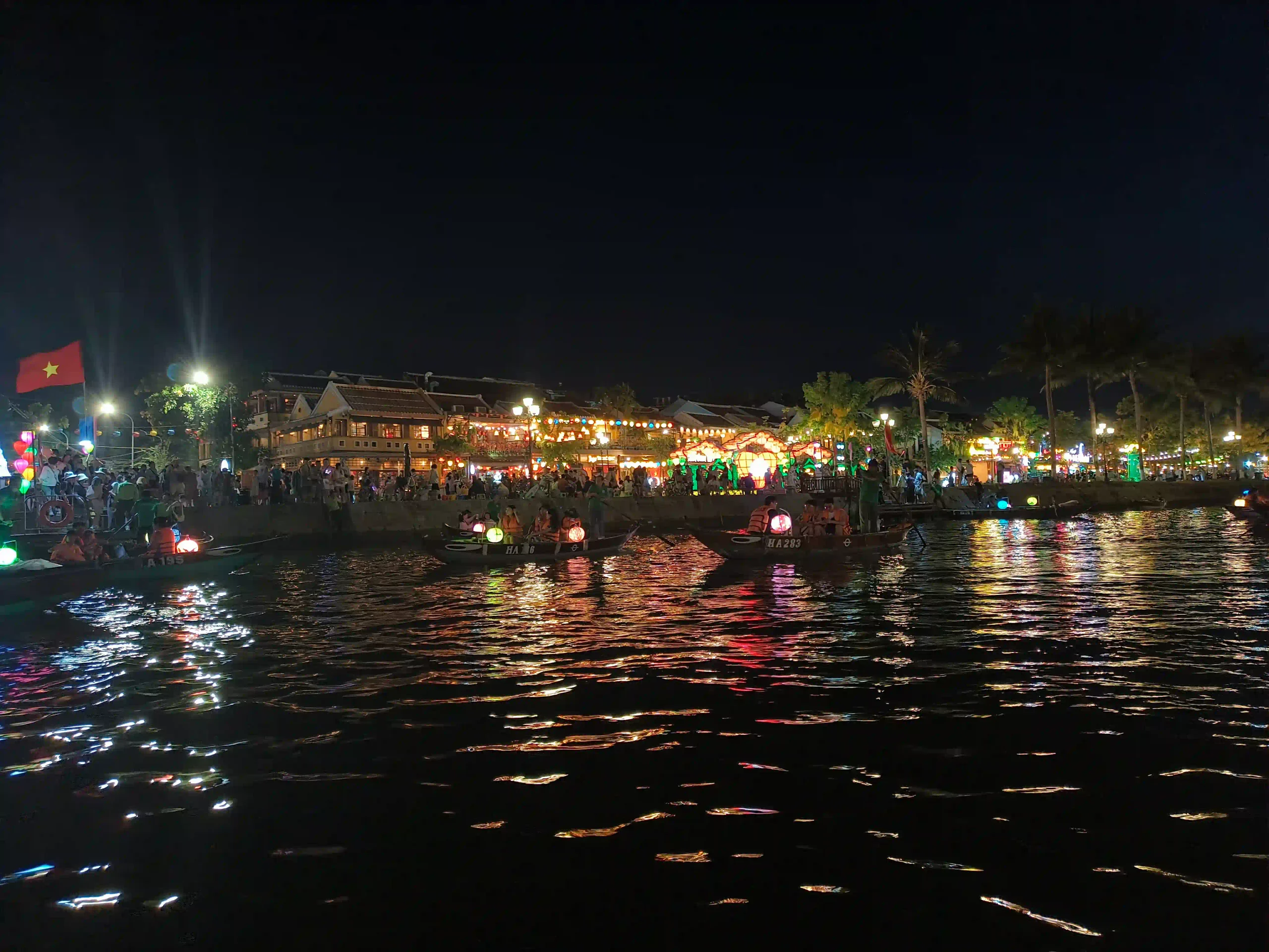 Review: Is the Hoi An lantern boat ride really worth it? 11 Hoi An lantern boat ride