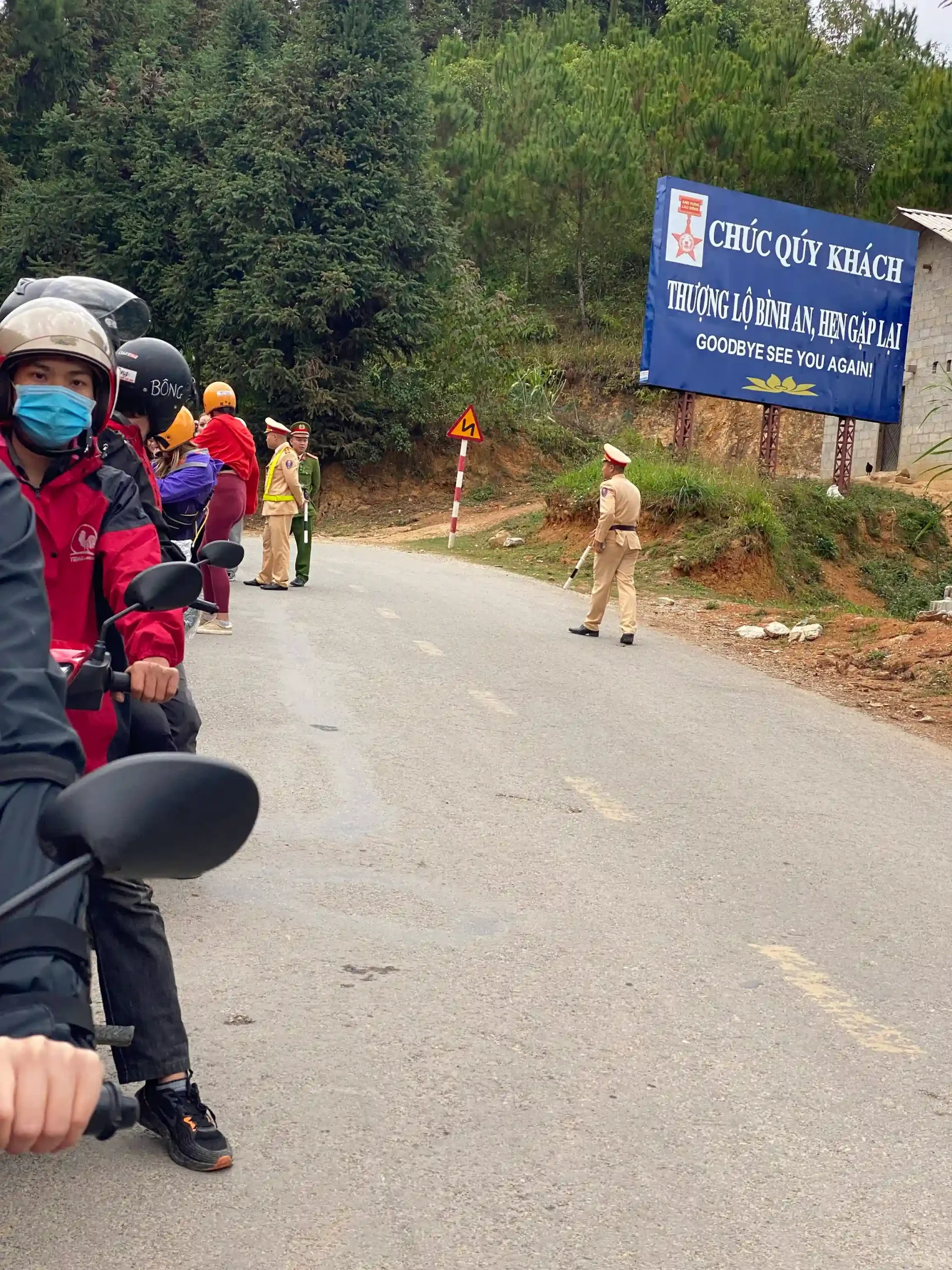ค่าใช้จ่าย Ha Giang Loop: สรุปงบจริงที่ผมใช้ไปทั้งหมด (คู่มือปี 2026) 17 ha giang loop police scaled Vietadvisor