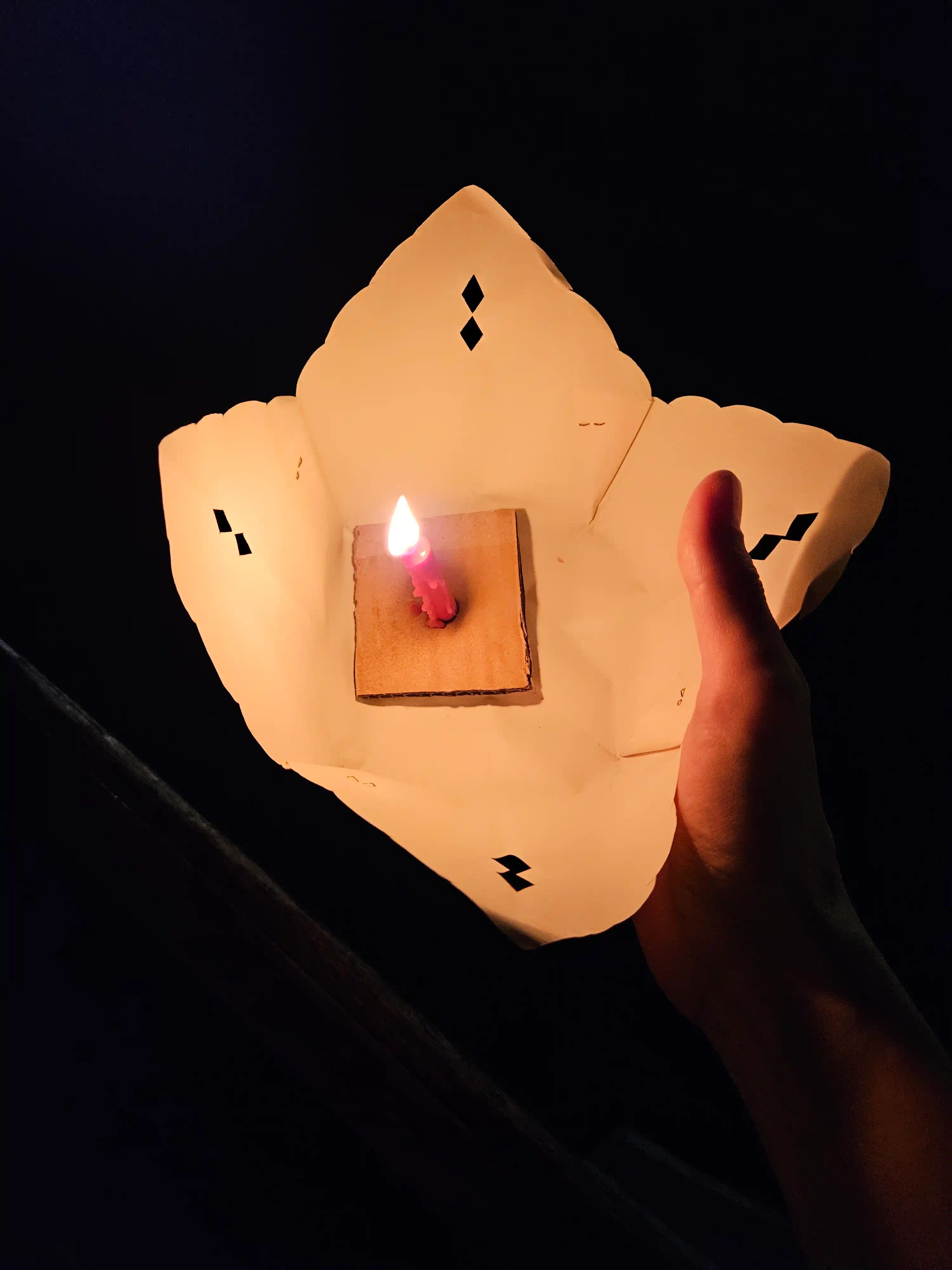 Review: Is the Hoi An lantern boat ride really worth it? 18 lower the lantern onto the water 2 Vietadvisor