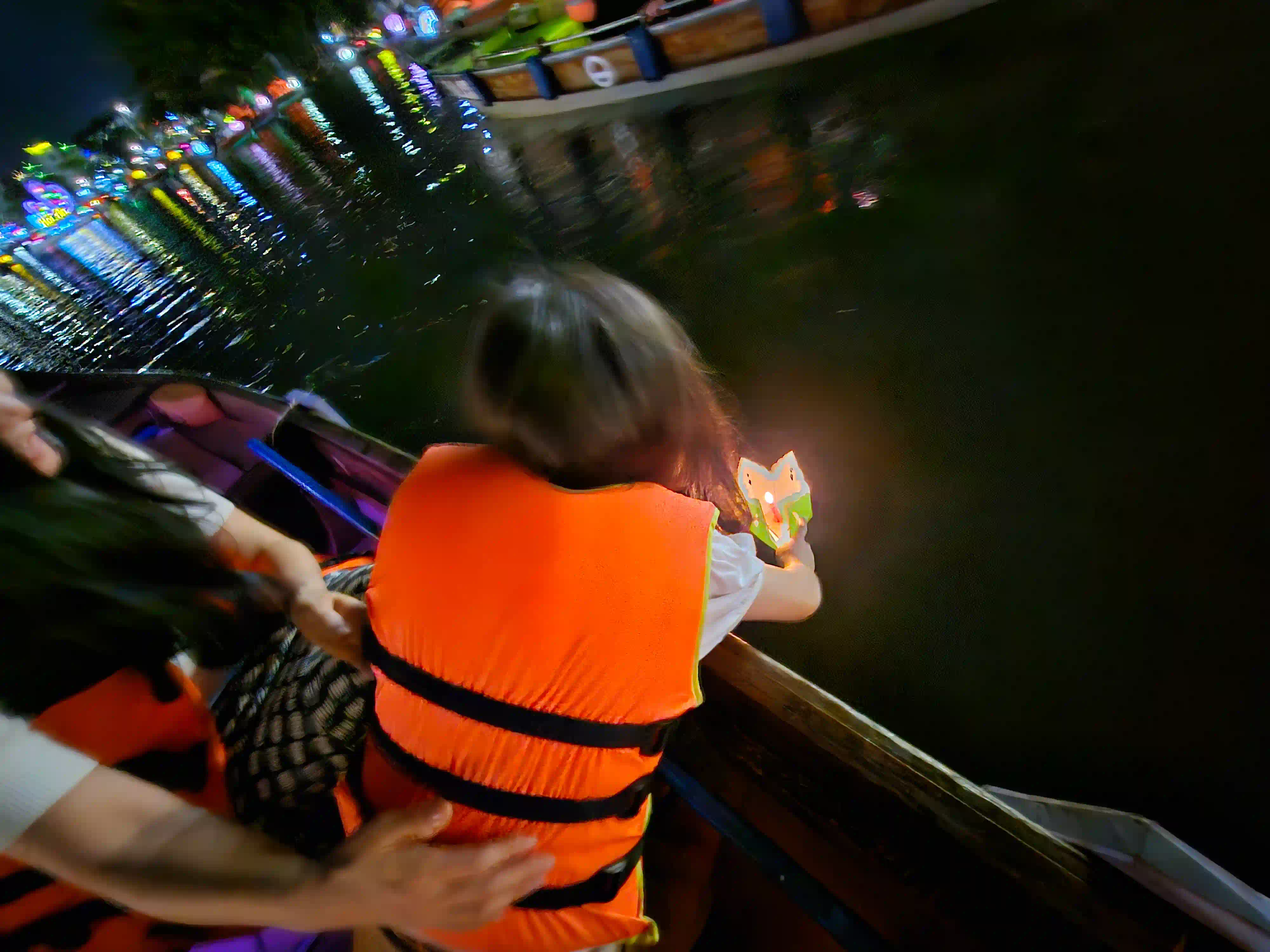 Review: Is the Hoi An lantern boat ride really worth it? 19 lower the lantern onto the water Vietadvisor