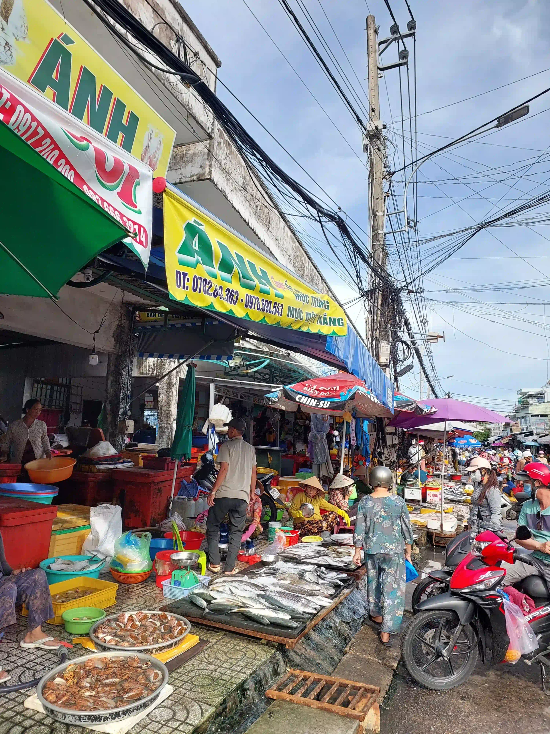 Where to Shop in Phu Quoc: 7 Places I Recommend (2026) 12 Duong Dong Market 2 scaled Vietadvisor