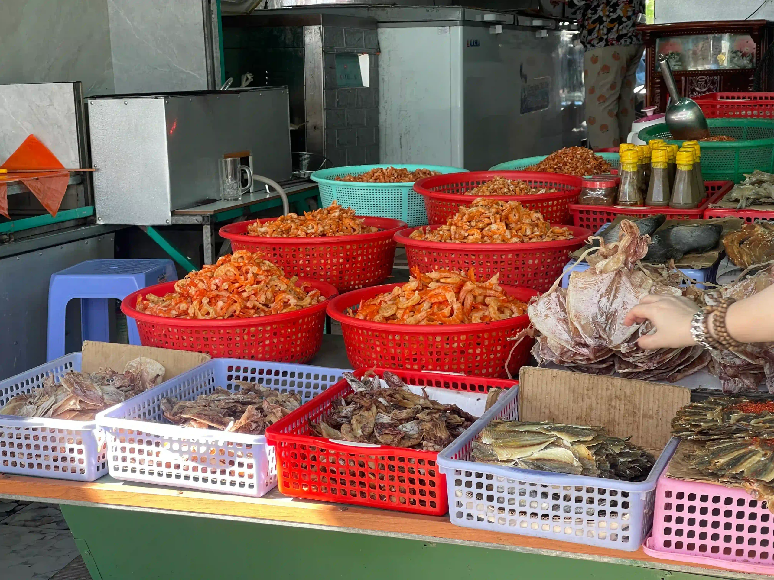 Where to Shop in Phu Quoc: 7 Places I Recommend (2026) 13 Duong Dong Market 4 scaled Vietadvisor