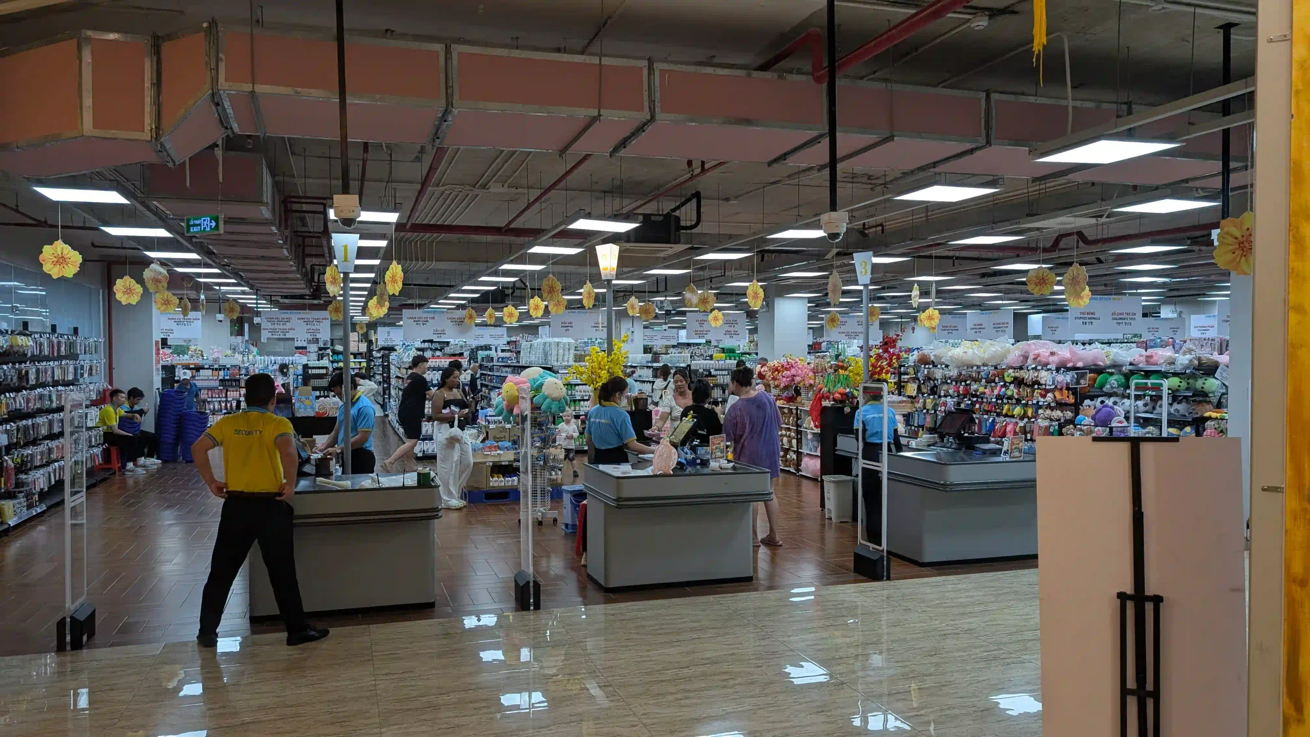 Where to Shop in Phu Quoc: 7 Places I Recommend (2026) 7 Long Beach Center phu quoc 4 scaled Vietadvisor