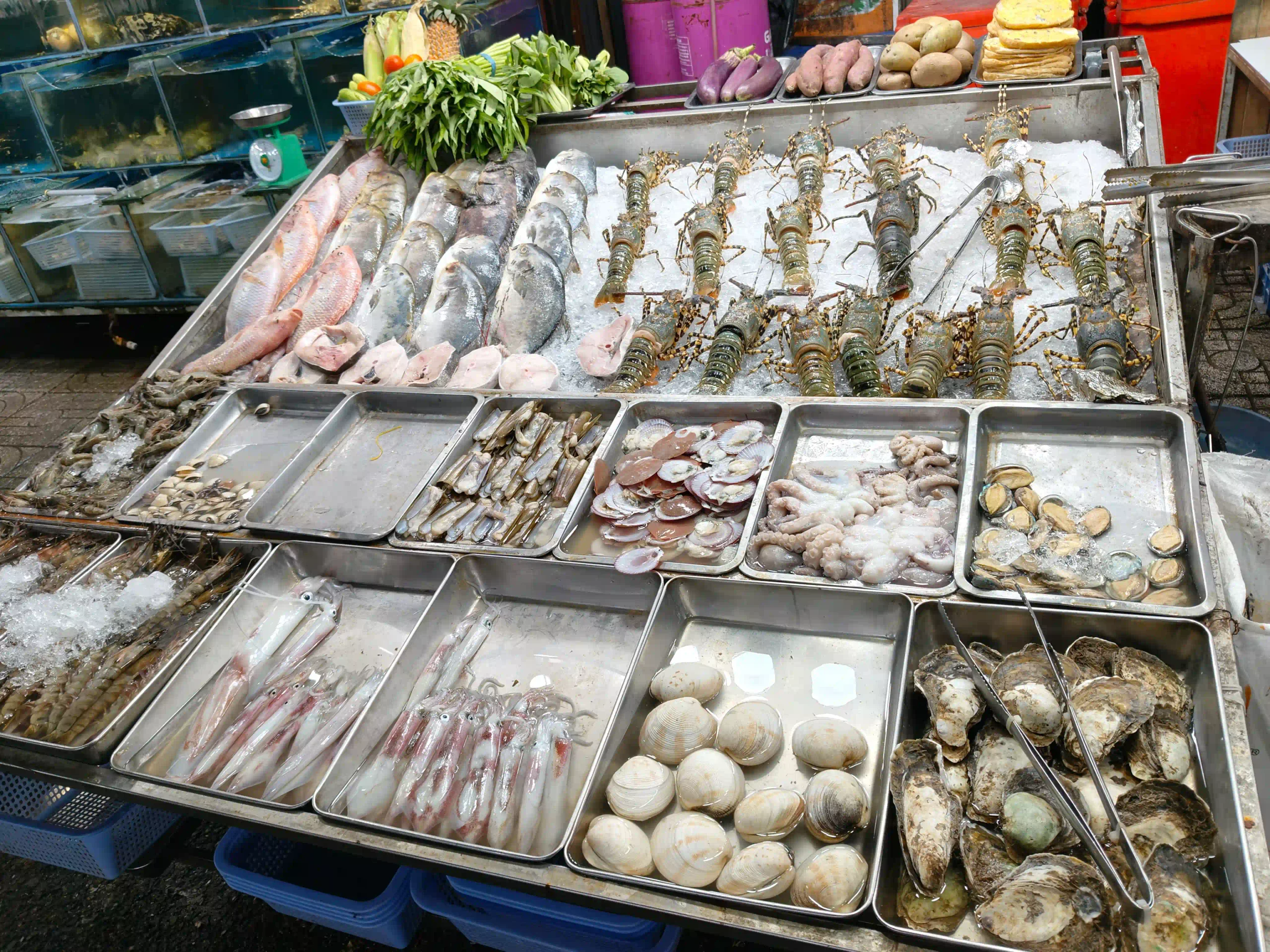 Phu Quoc Night Market Guide: What to Eat, Buy & Do (2026) 15 Ordering Seafood by the Kilo Without a Surprise Bill 2 scaled Vietadvisor