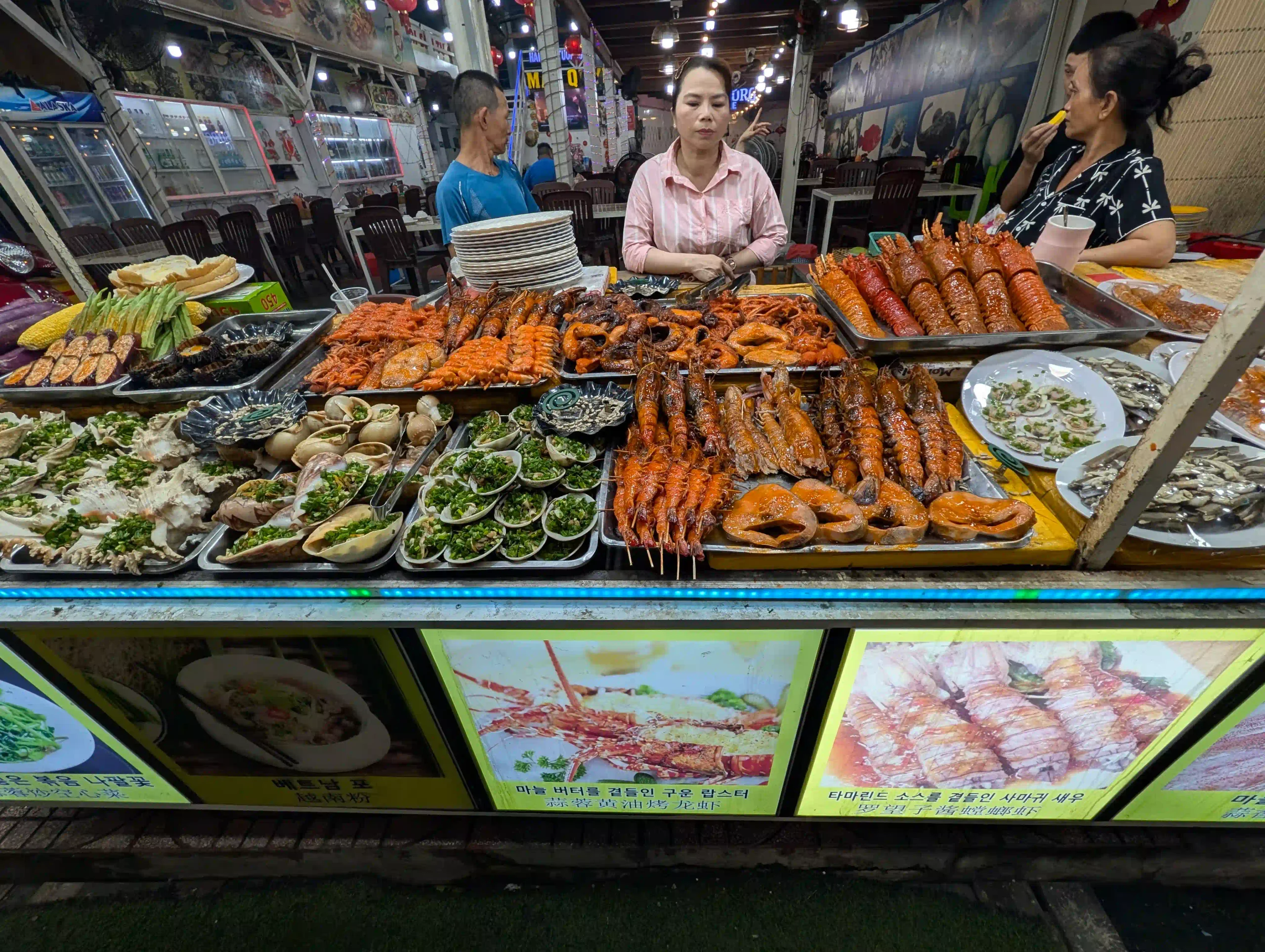Phu Quoc Night Market Guide: What to Eat, Buy & Do (2026) 18 Ordering Seafood by the Kilo Without a Surprise Bill 4 scaled Vietadvisor