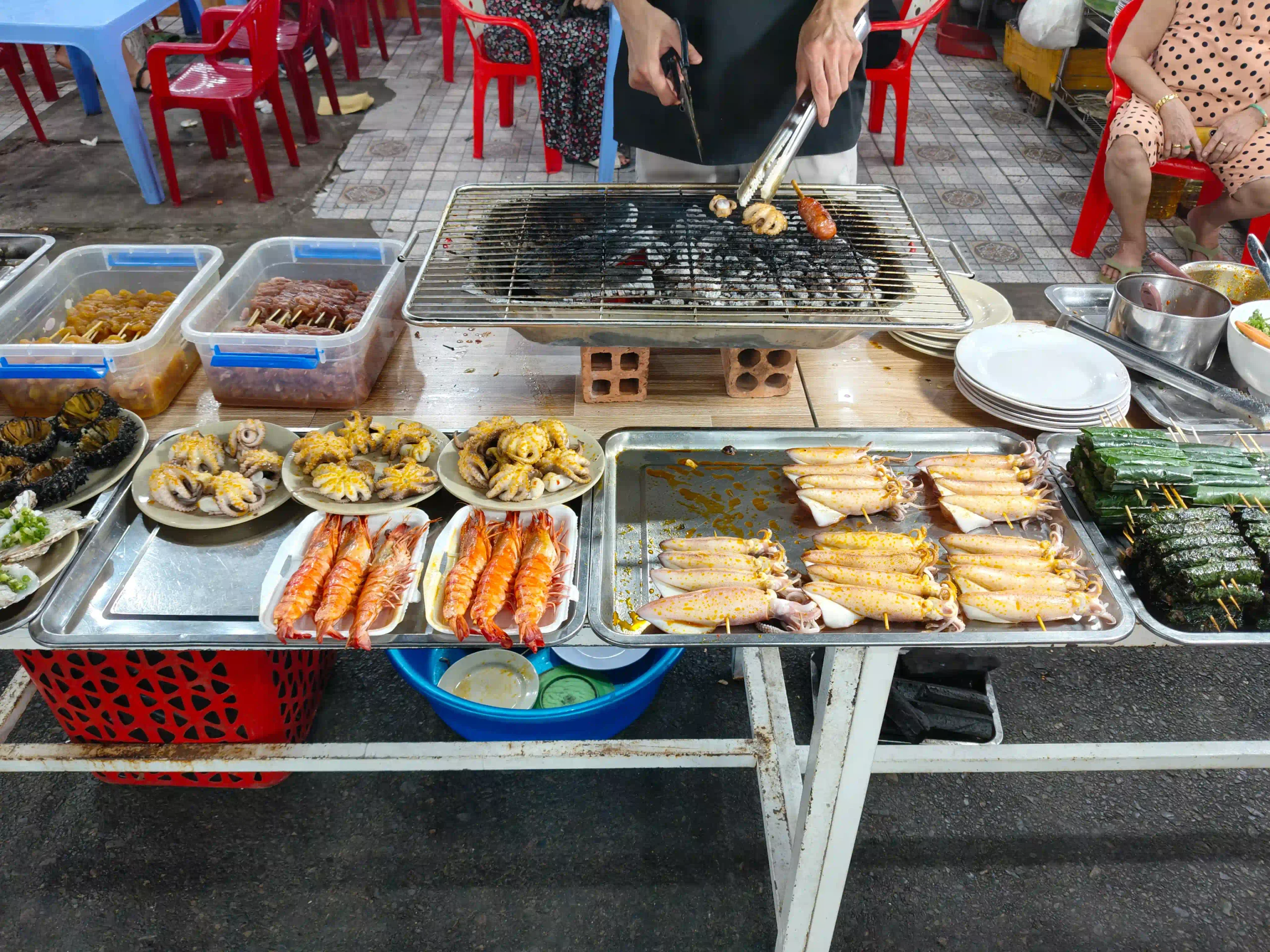 Phu Quoc Night Market Guide: What to Eat, Buy & Do (2026) 16 Ordering Seafood by the Kilo Without a Surprise Bill scaled Vietadvisor
