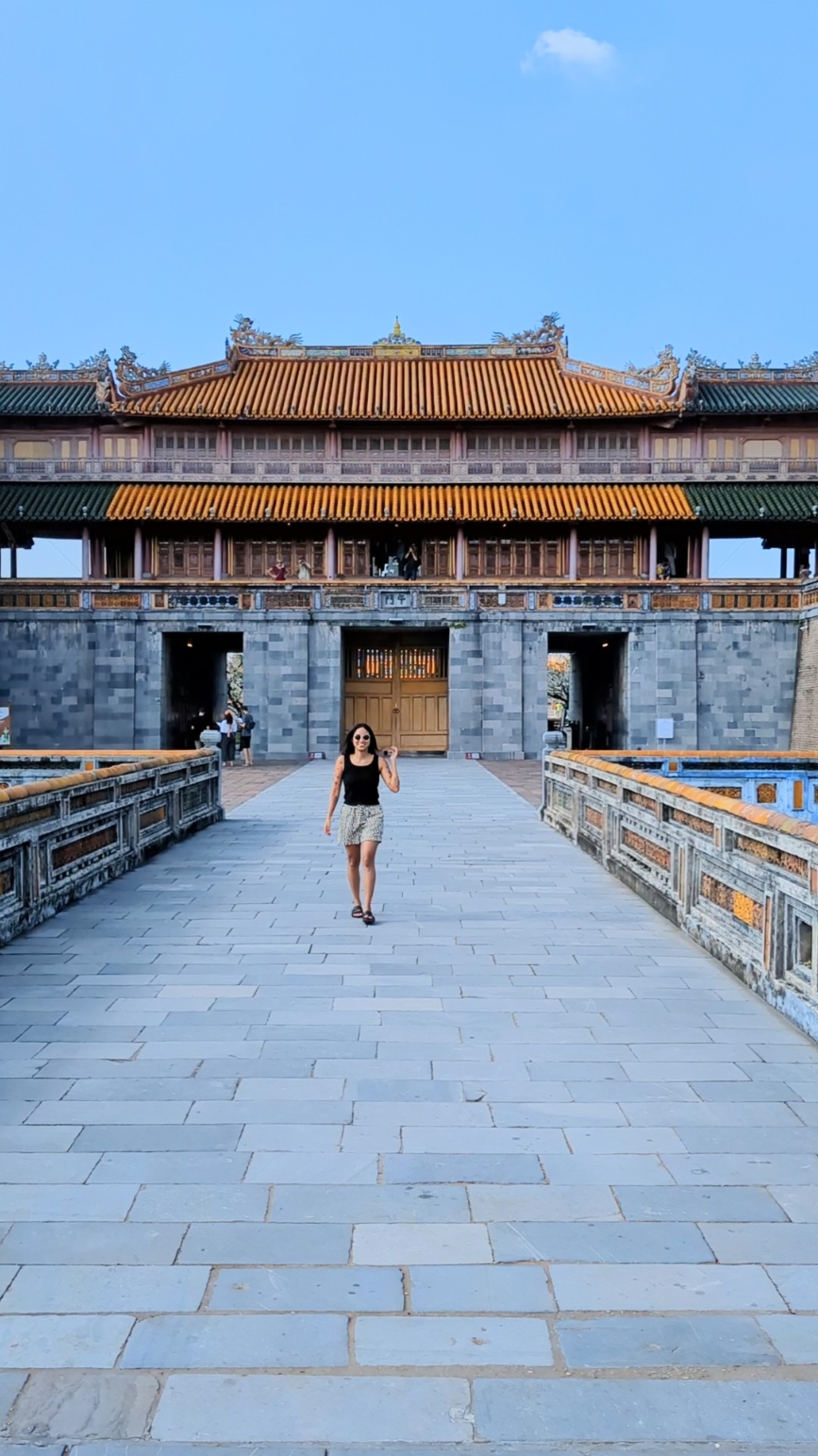 📍Citadela Imperial de Hue D&oacute;nde: Hue, Vietnam 🇻🇳 Como llegar: Desde Da Nang, puedes llegar en 🛵 o en 🚆 Cu&aacute;nto cuesta: La entrada cuesta 200k VND/7.8 USD/30soles #fy #vietnam #traveltiktok #traveltok #budgettravel  #viajestiktok #cheaptravel 