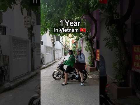 Beginner VS expert riding a motorbike in Vietnam 🏍️🇻🇳 #couplestravel #travelasia #vietnam #motorbike
