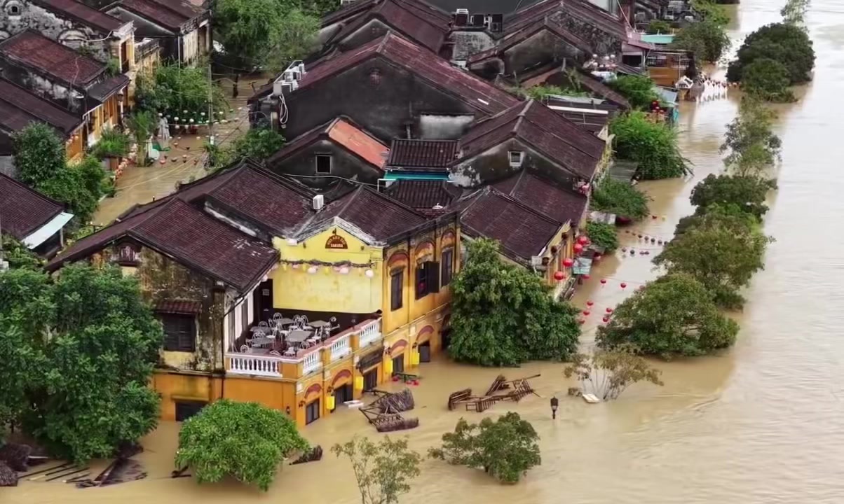 Hoi An is drowning in a sea of water &mdash; my heart aches for Central Vietnam, a land so strong yet always bearing so much pain.#vietnam #hoian #lũlụt #mưa #lụtmiềntrung 