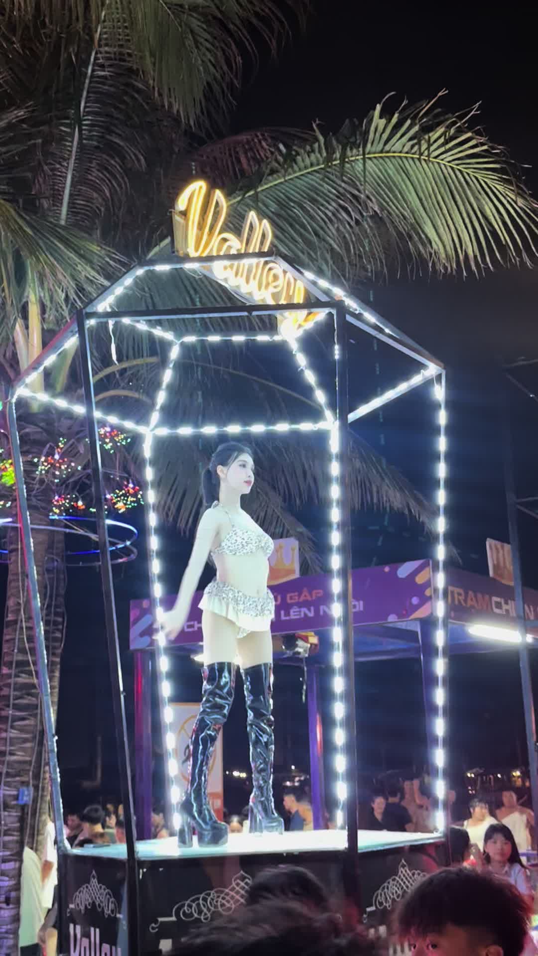 N&oacute;ng qu&aacute; n&oacute;ng, to&agrave;n g&aacute;i xinh ạ #fyp #fy #valley #valleybeachclub #halong #2025 #mac1chiecvayxinh 