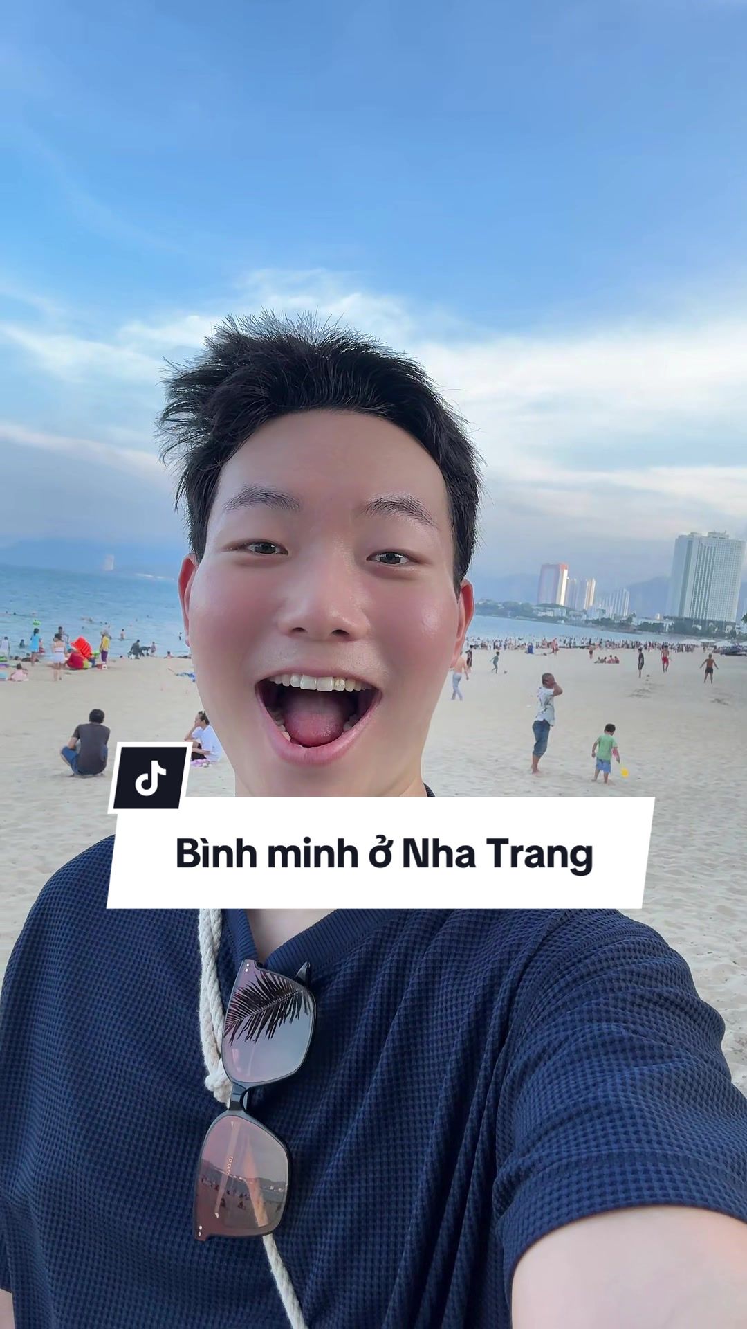Jun đ&oacute;n b&igrave;nh minh ở Nha Trang! Jun bất ngờ v&igrave; người Nha Trang dậy rất sớm v&agrave; c&oacute; bơi từ s&aacute;ng sớm nữa! Jun thấy rằng Jun cần chăm chỉ hơn nữa để bắt đầu ng&agrave;y mới thật tốt! #nhatrang #vietnam #binhminh #sunrise #summervibes☀️ #hojuna 
