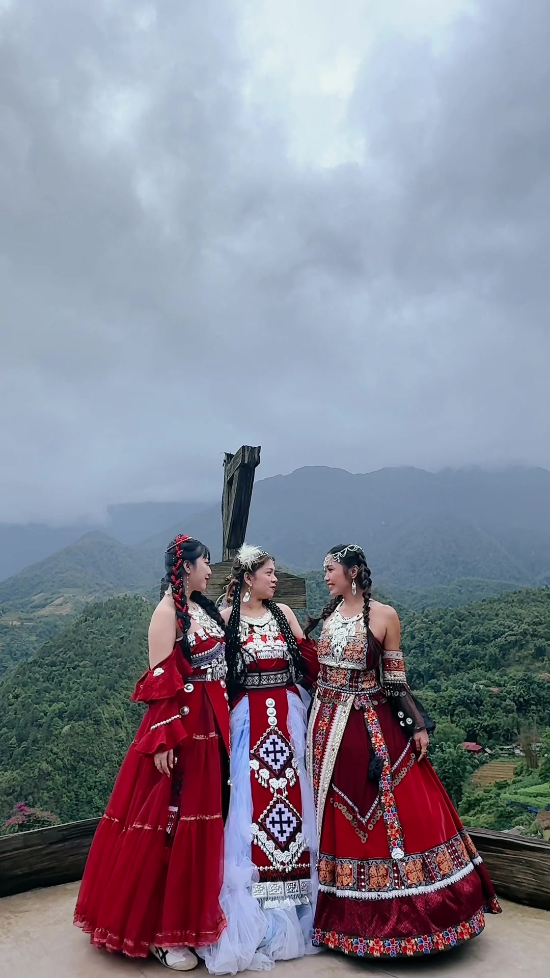 Represent 🇵🇭🇻🇳🙈 #catcat #catcatvillagesapa #sapa #vietnam #travelvlog #traveltiktok #budots #budotsdancechallenge #girlfriends #girlstrip #girltravel 