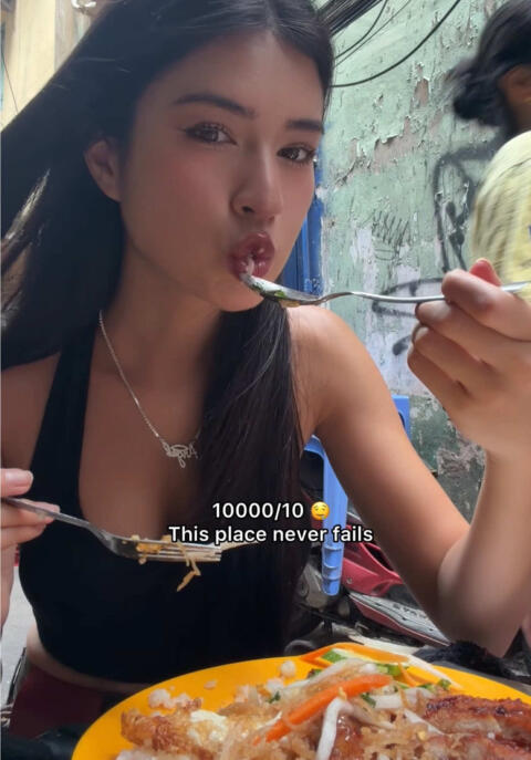 My most favorite Com Tam / Broken rice in Ho Chi Minh, Vietnam 🇻🇳🤤 This place is located in District 1 Saigon an it&rsquo;s called &ldquo;Cơm tấm Đề Th&aacute;m&rdquo; on Google map, I&rsquo;ve been there 5 times and it&rsquo;s always my go to streetfood whenever I visit Vietnam, I recommend you guys to try it out 🤍